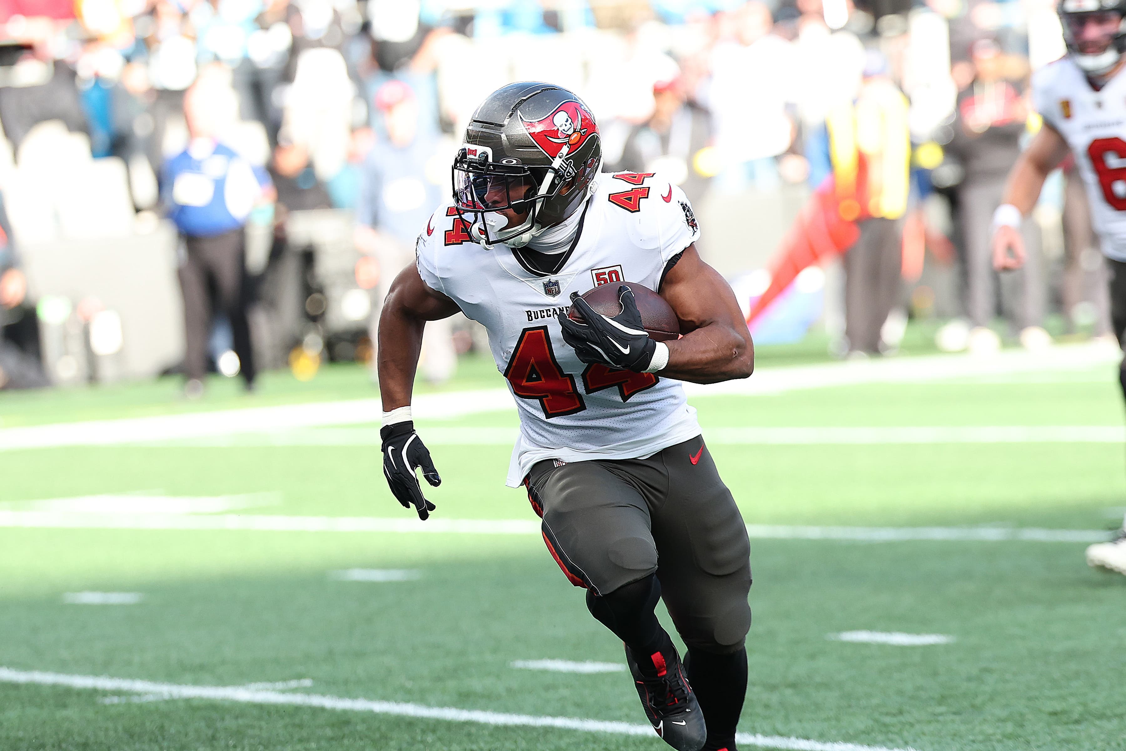 Buccaneers bring back Sean Tucker