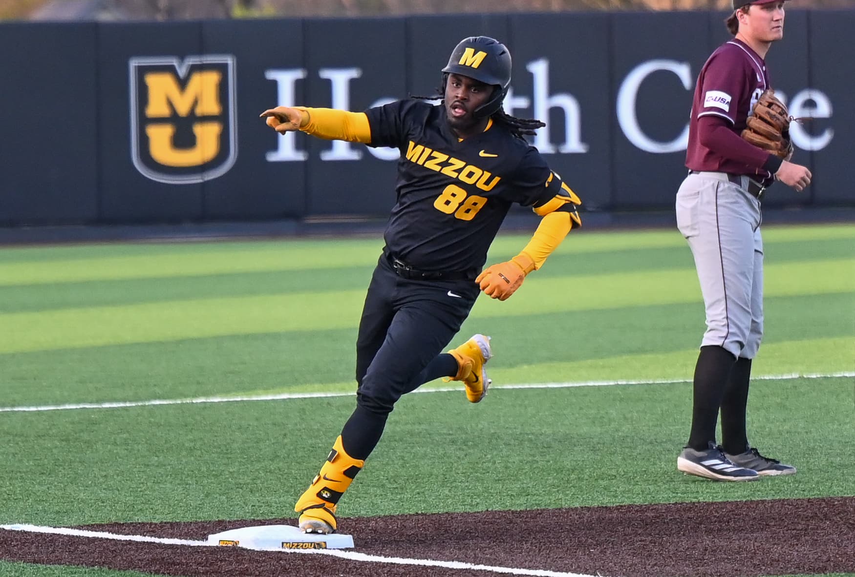 Jordan celebrates in style, Gonzalez shines as Tigers stay hot in 5-2 victory