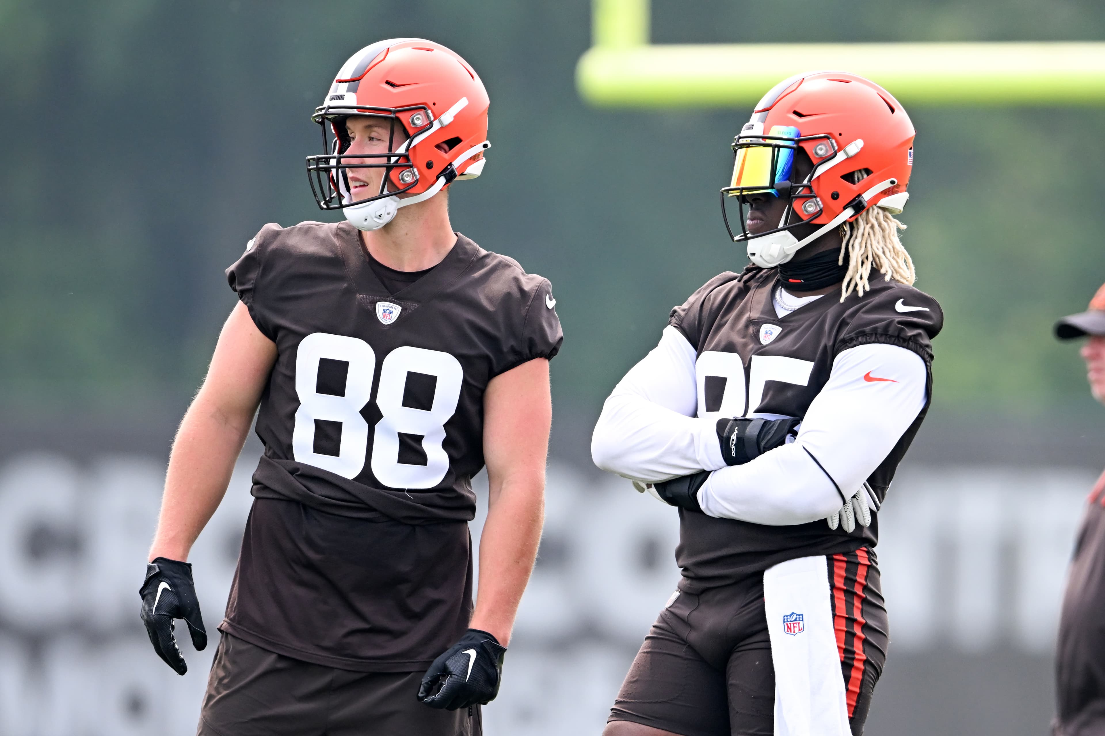 Seahawks add to tight end room by signing ex-Browns player