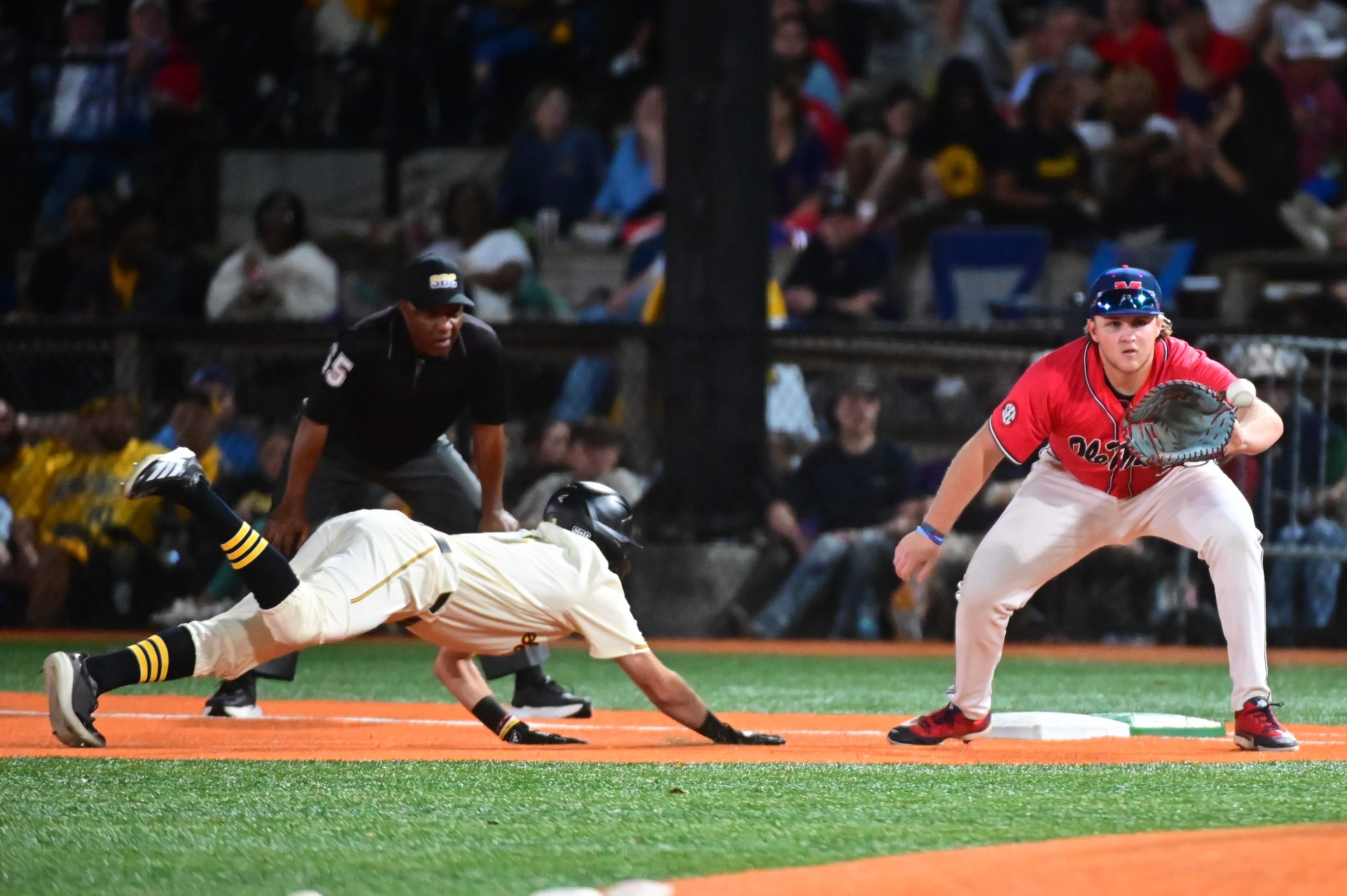 Will the Rebs stay hot? Ole Miss takes win streak to Knoxville