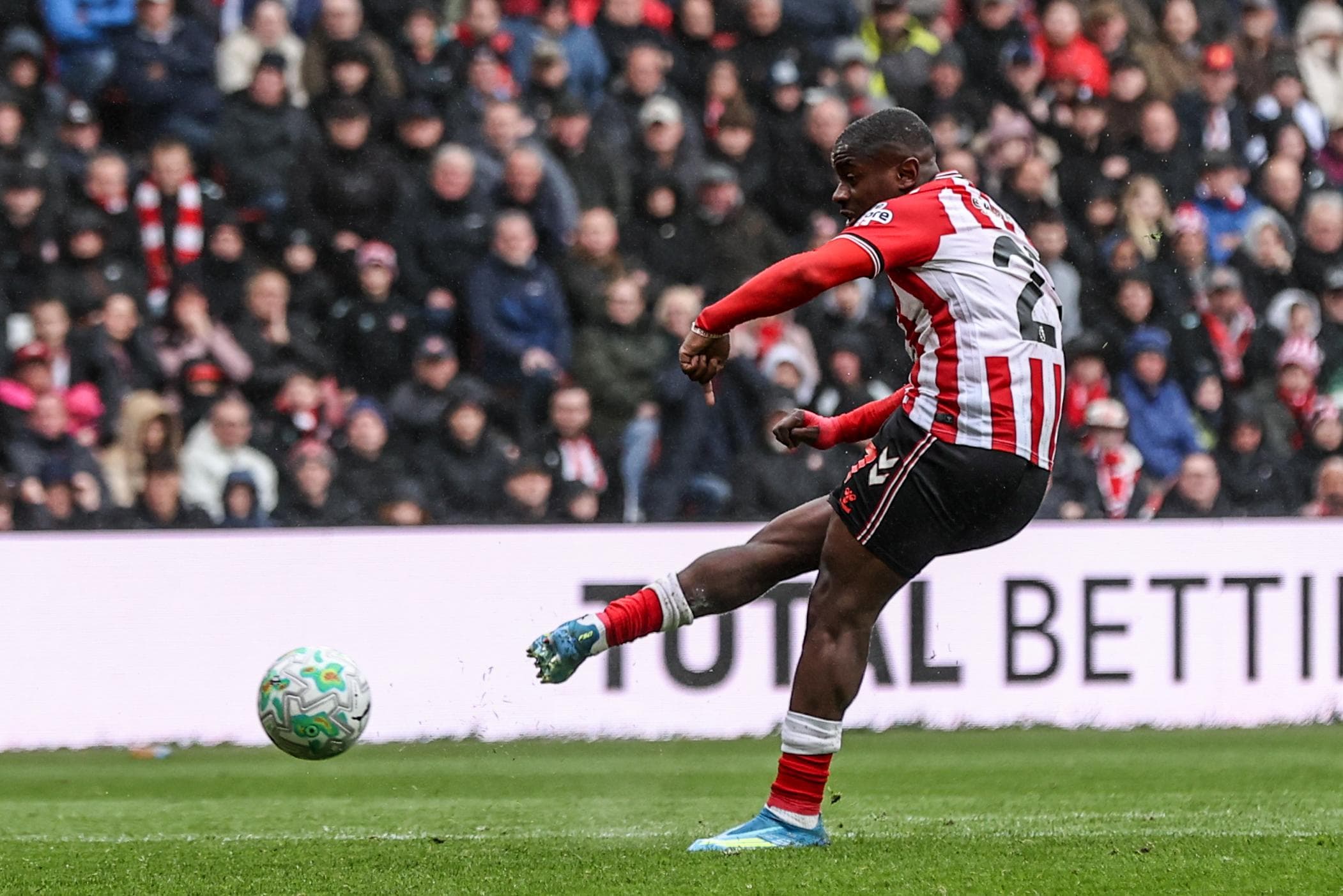2 Up, 2 Down: Gritty Sunderland Give Manchester United A Scare