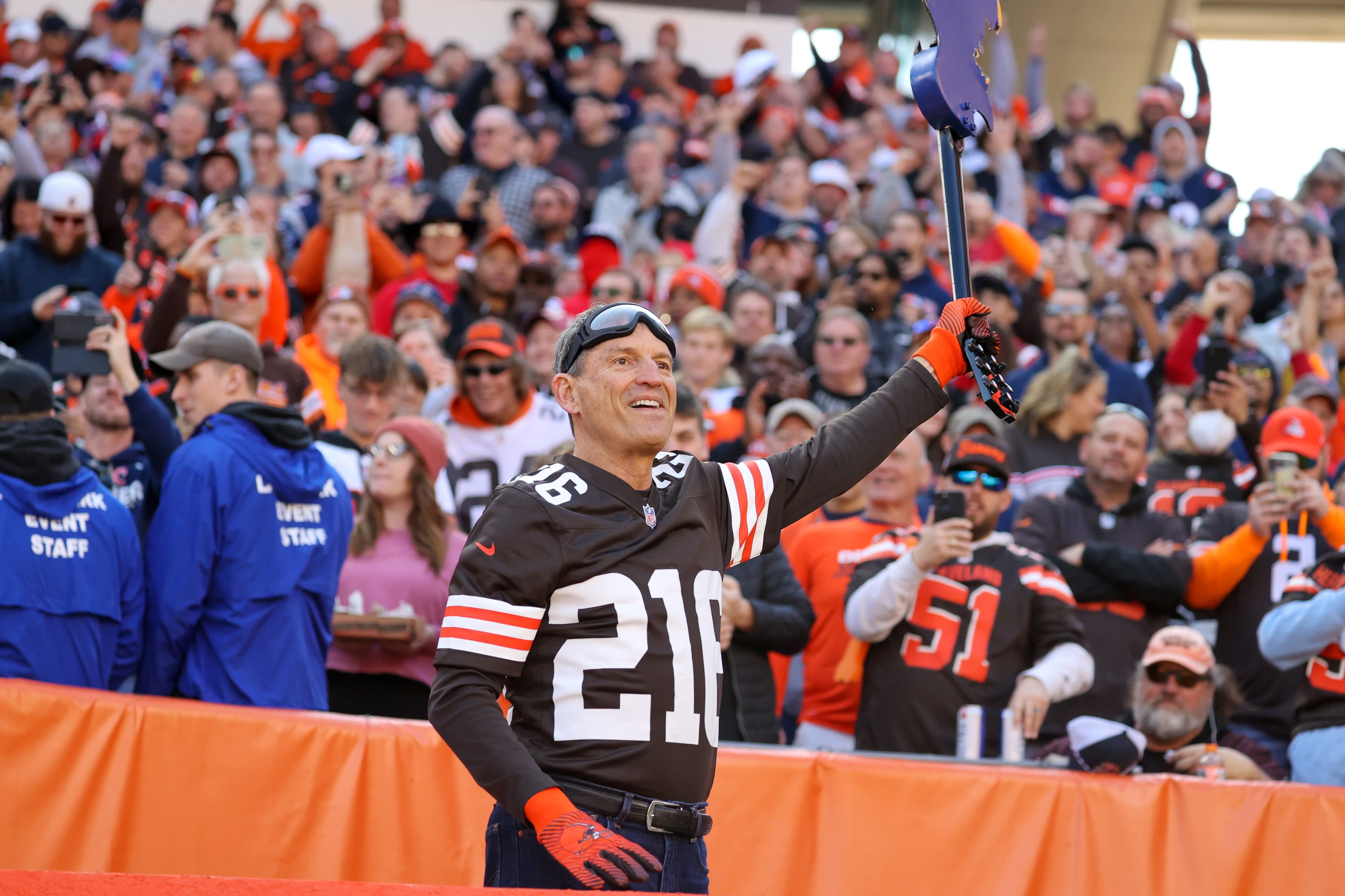 Browns great Bernie Kosar to step into the professional wrestling world in Cleveland