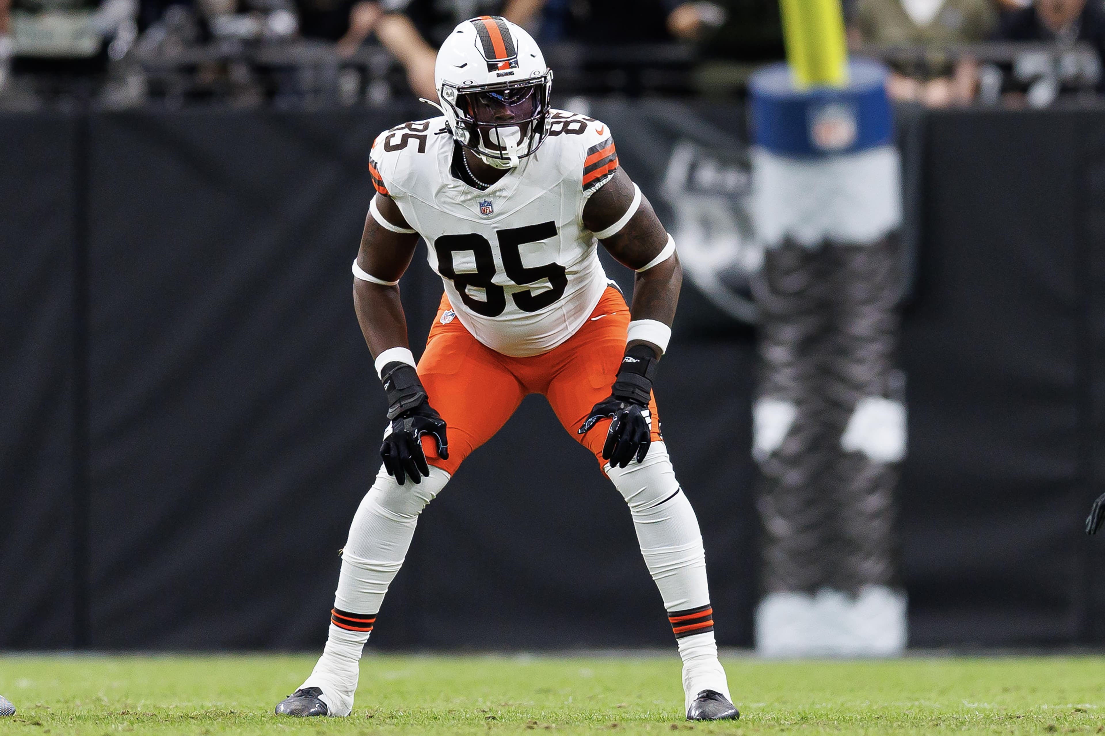 Chargers hosting former Browns TE David Njoku