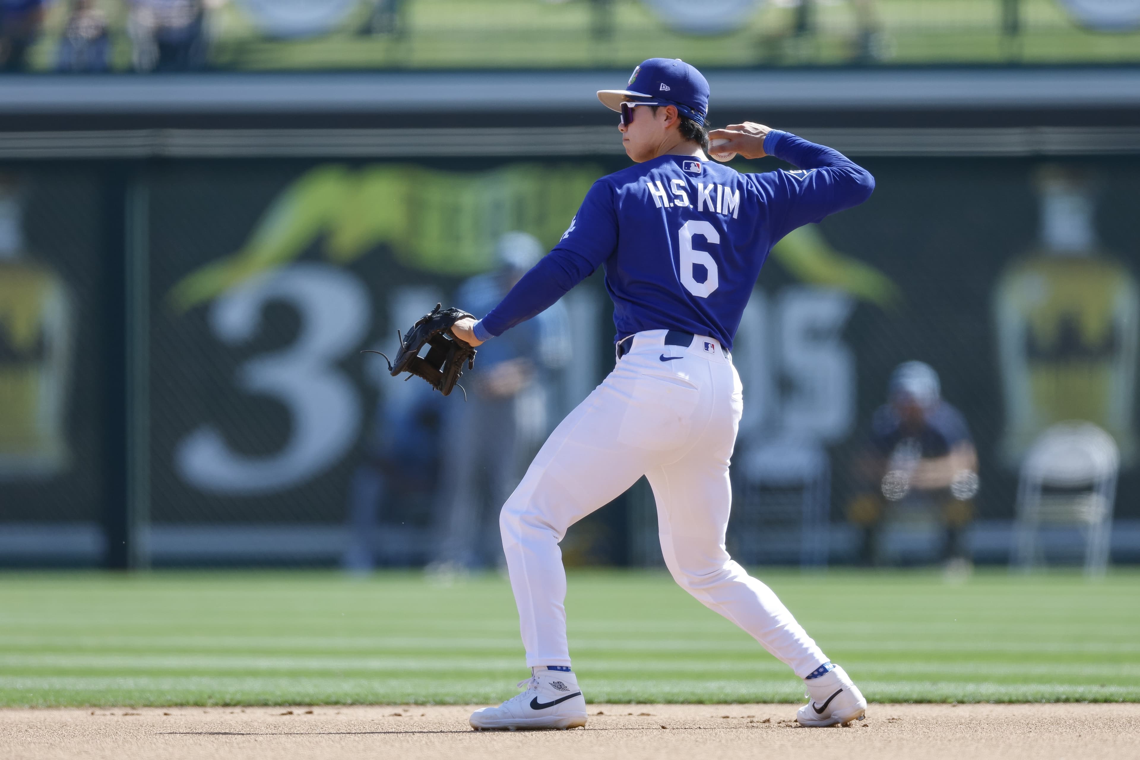 Mookie Betts on injured list, Dodgers call up Hyeseong Kim