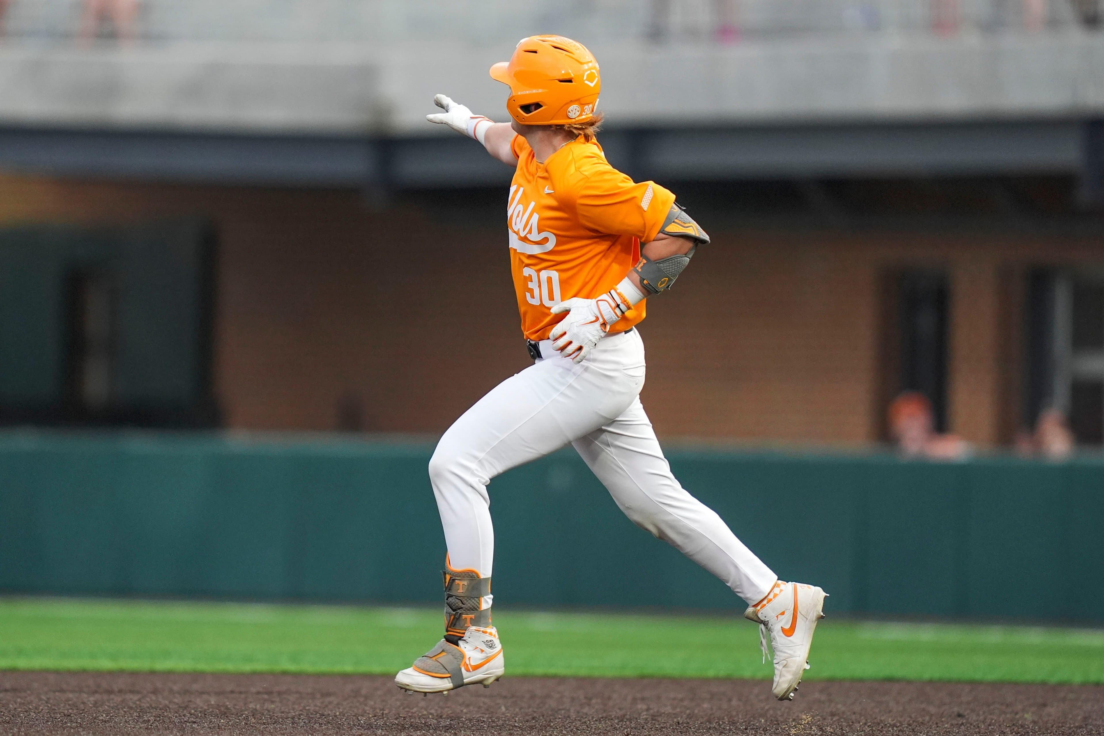 Tennessee defeats Oklahoma 9-4, clinches series