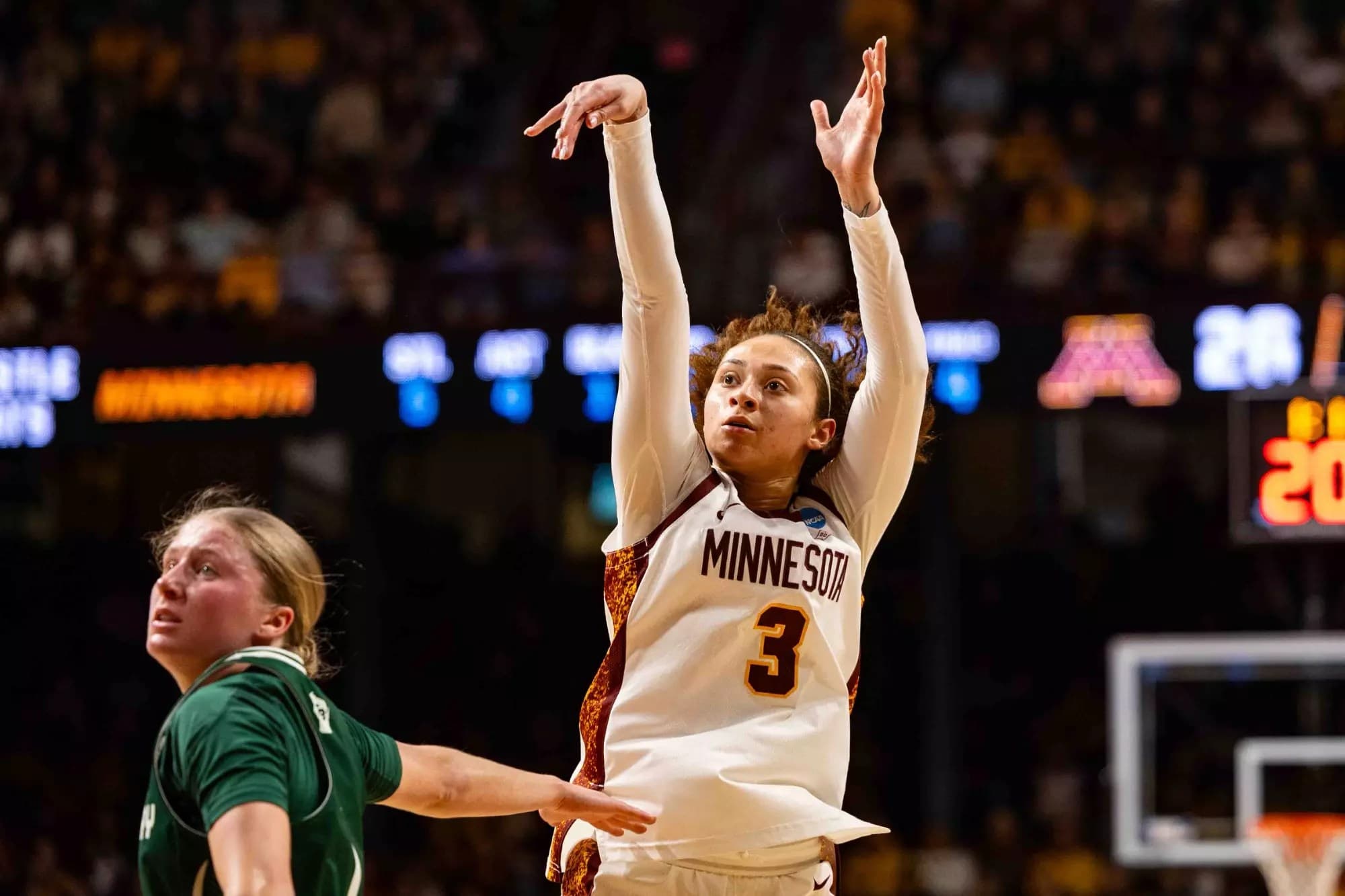 Minnesota Gophers Defeat Green Bay Phoenix 75-58 with Fourth Quarter Flurry