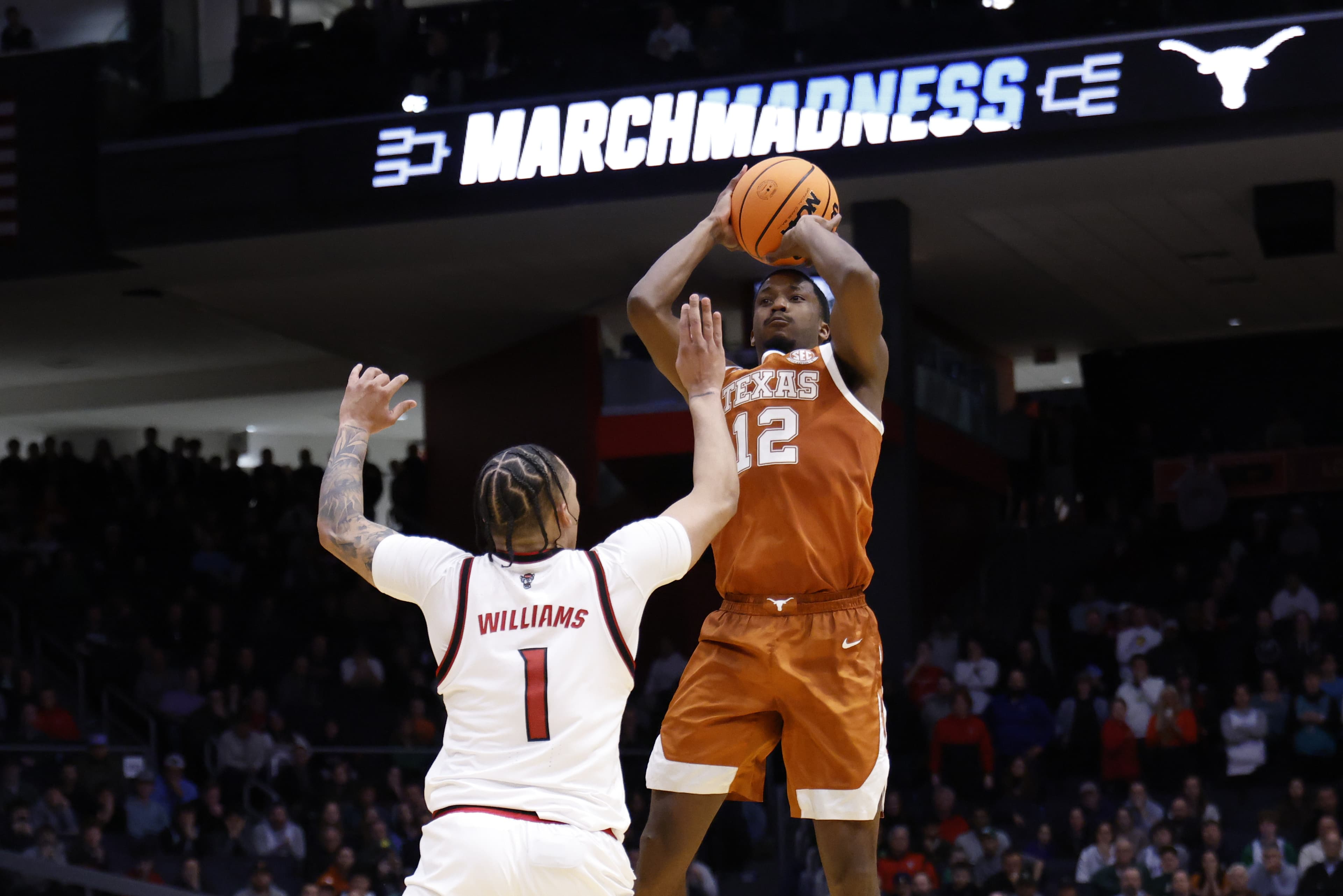 Elite 4 Texas Dominates NC State 68-66 in Thrilling Finale!