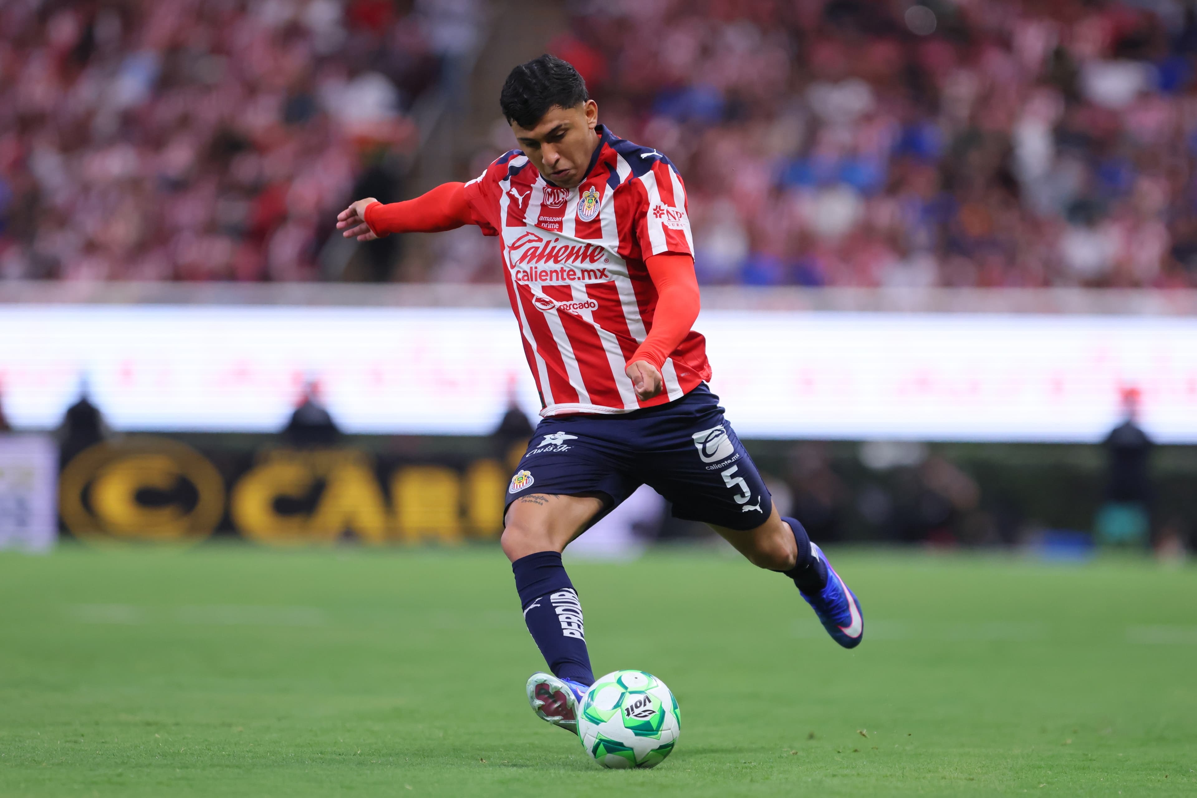 Chivas crushes Puebla to maintain itself in first place