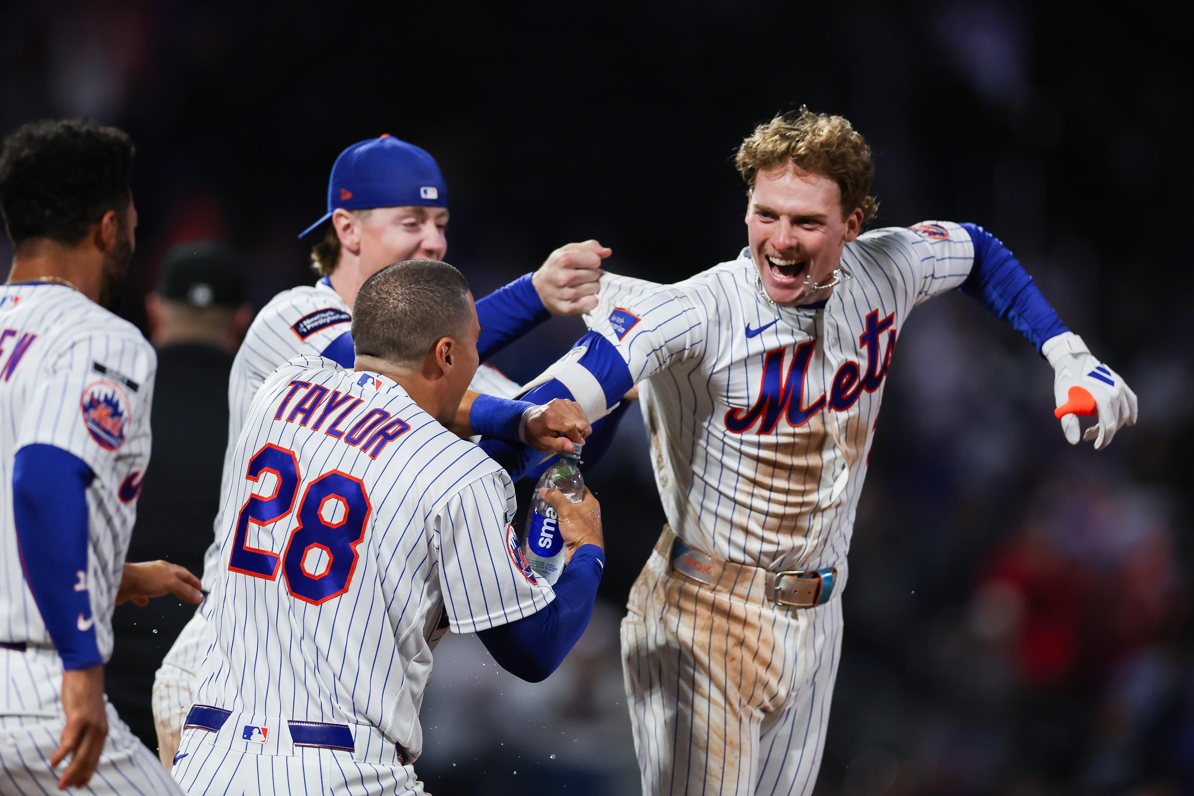 Carson Benge makes up for early defensive mishap with a walk-off hit for the Mets