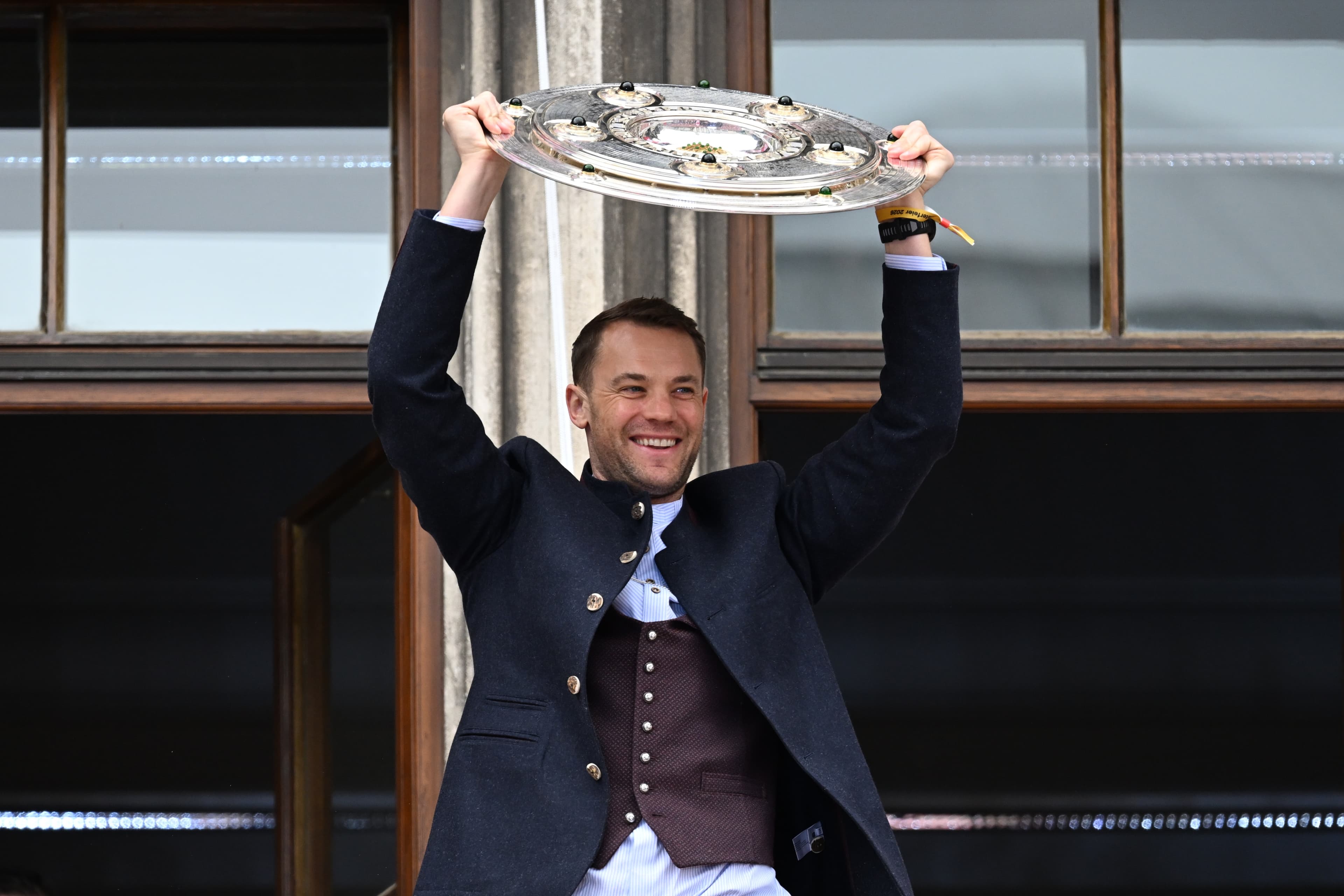 Manuel Neuer Returns Home After Long Absence