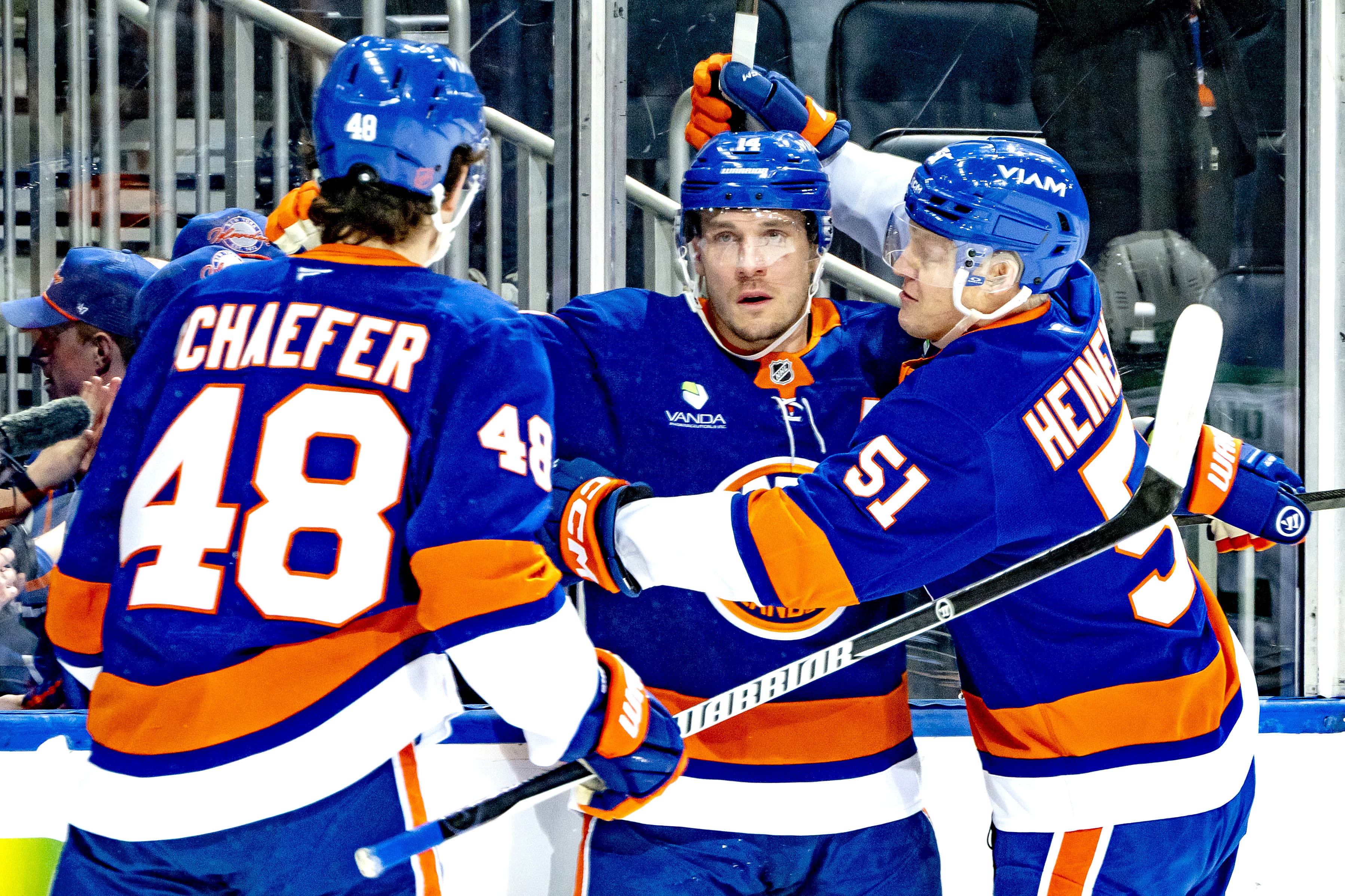 Islanders 2, Stars 1: Schaefer ties Potvin in important win