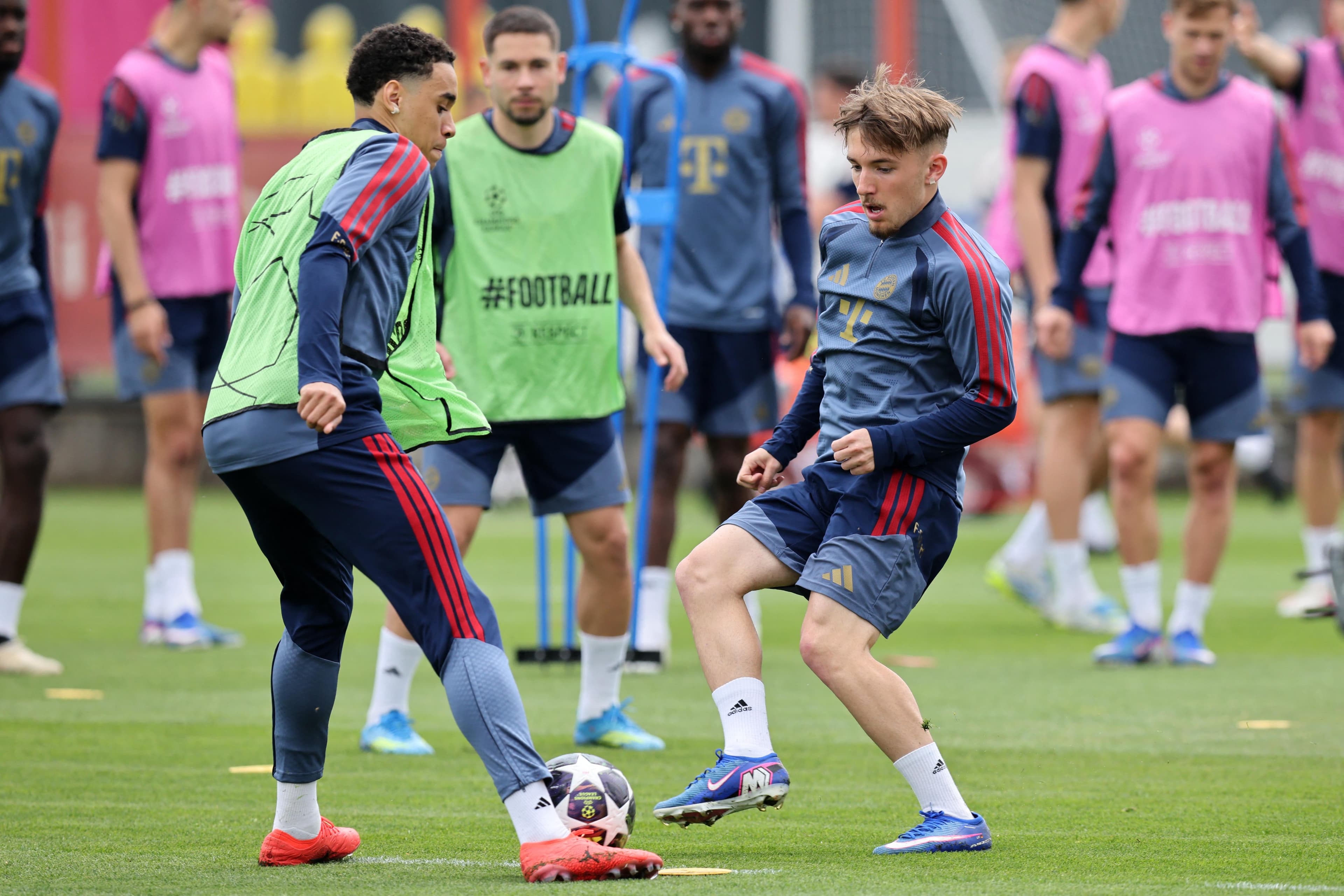Training Report: Bayern Munich’s Lennart Karl, Raphaël Guerreiro complete session; Josip Stanišić bandaged up