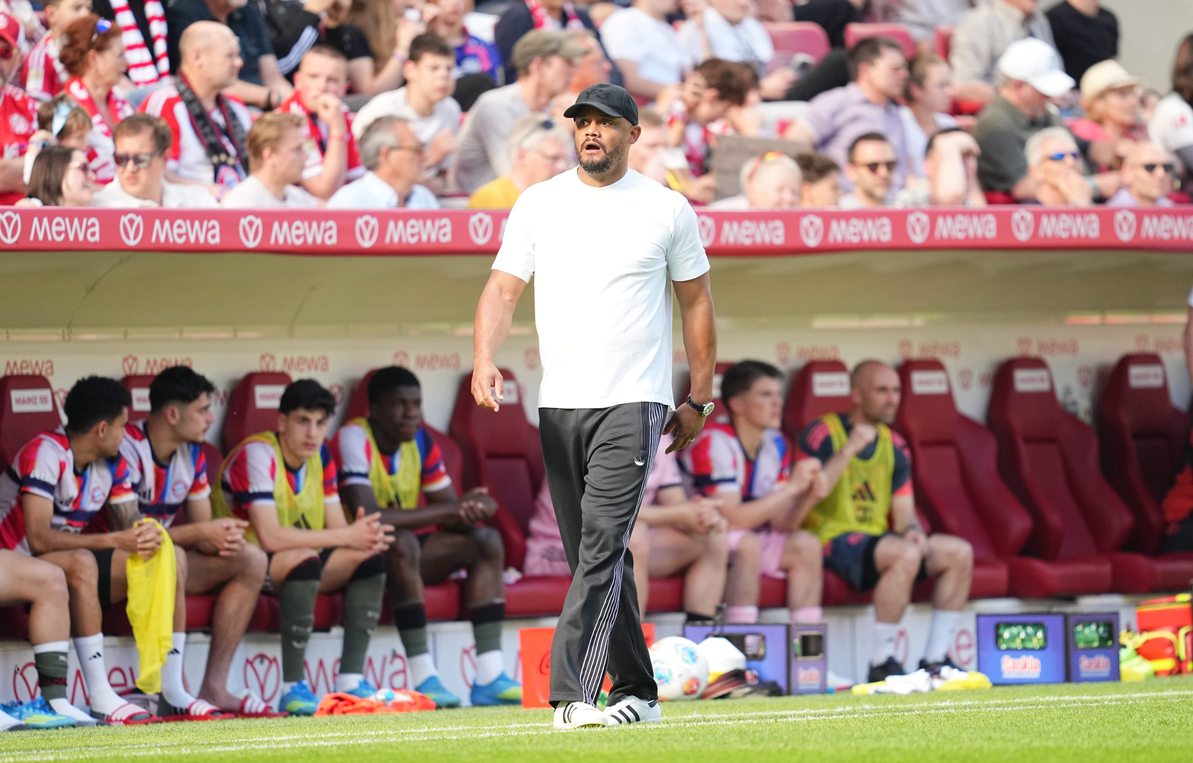 Bayern Munich boss Vincent Kompany wants 75,000 to come loud and strong vs. PSG next week