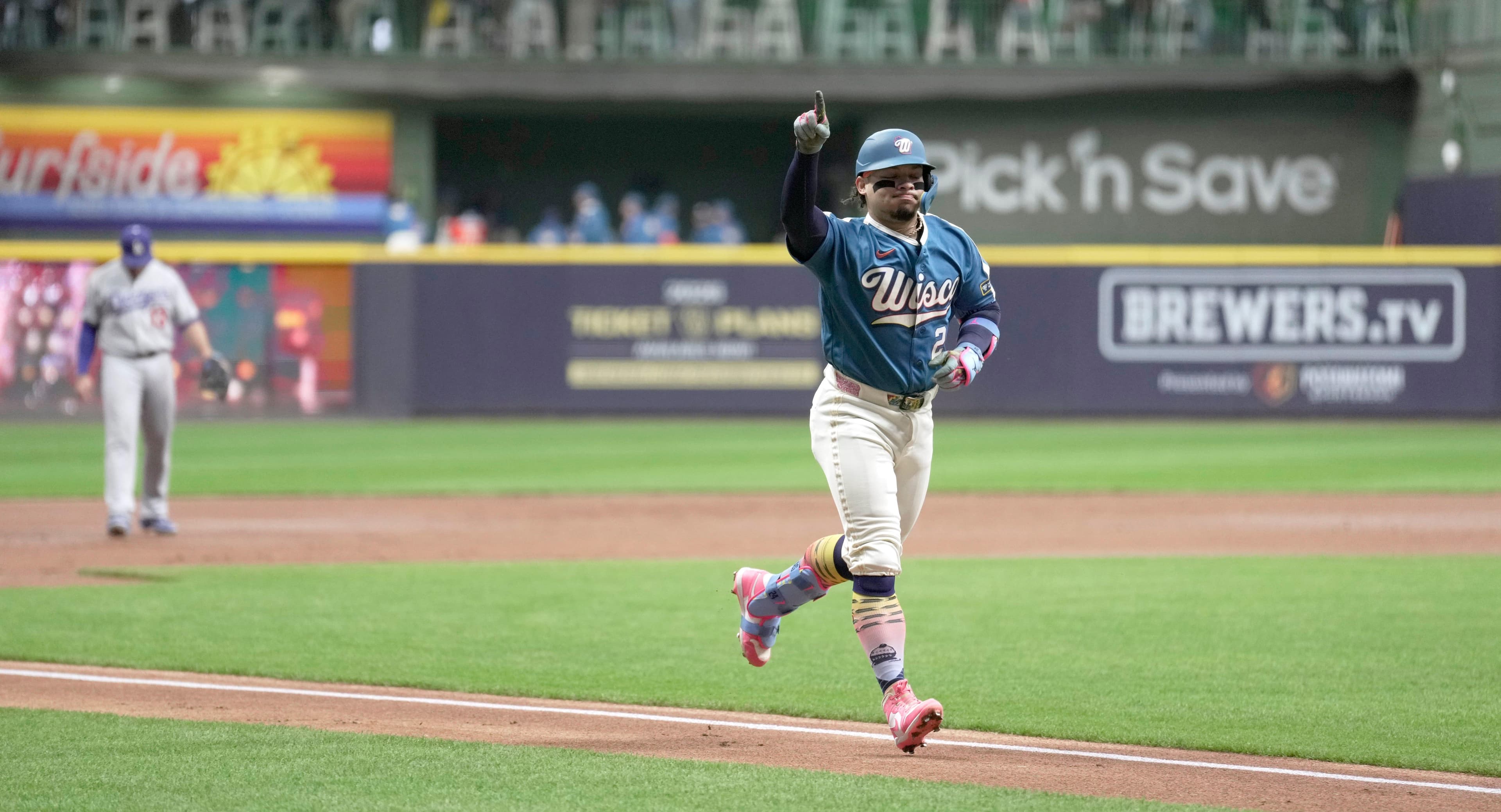 Early offense, solid pitching lead Brewers to 5-1 victory over Dodgers