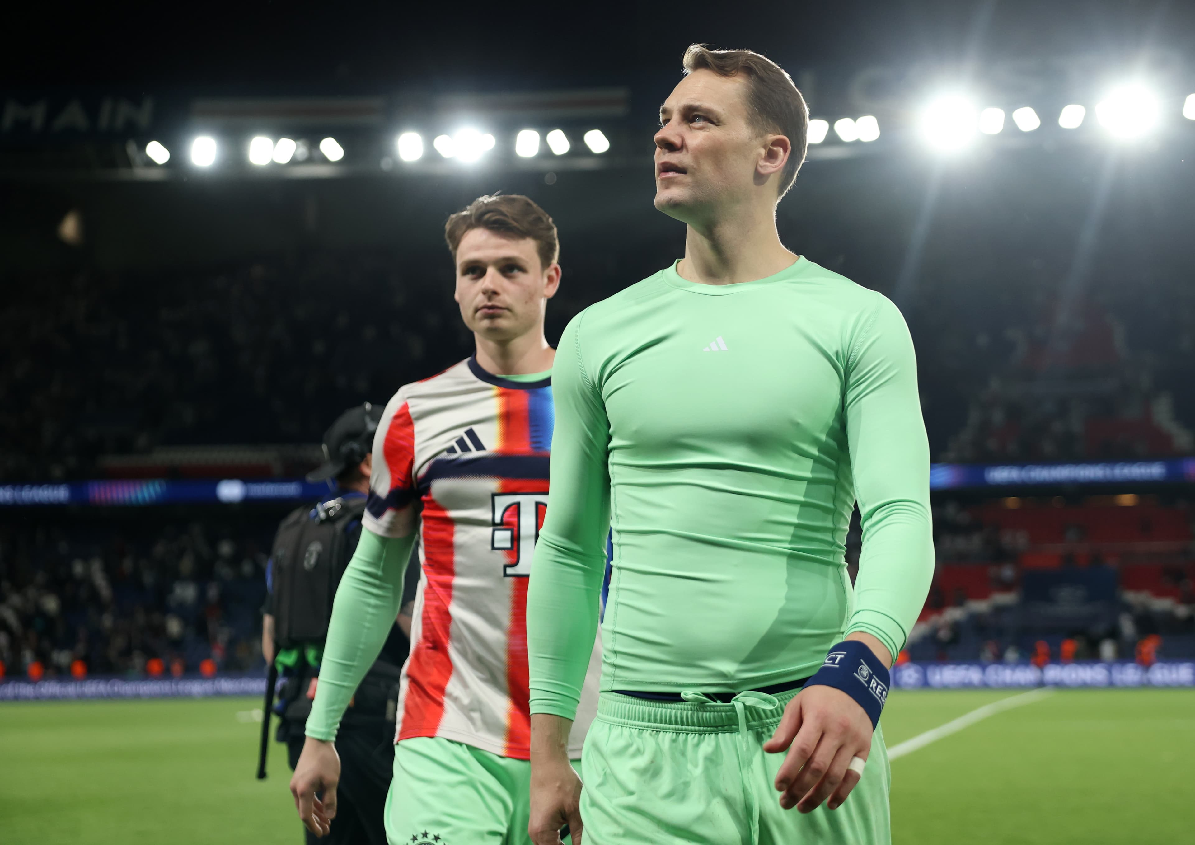 Rummenigge backs Neuer despite criticism, calls for Bayern captain to stay another year