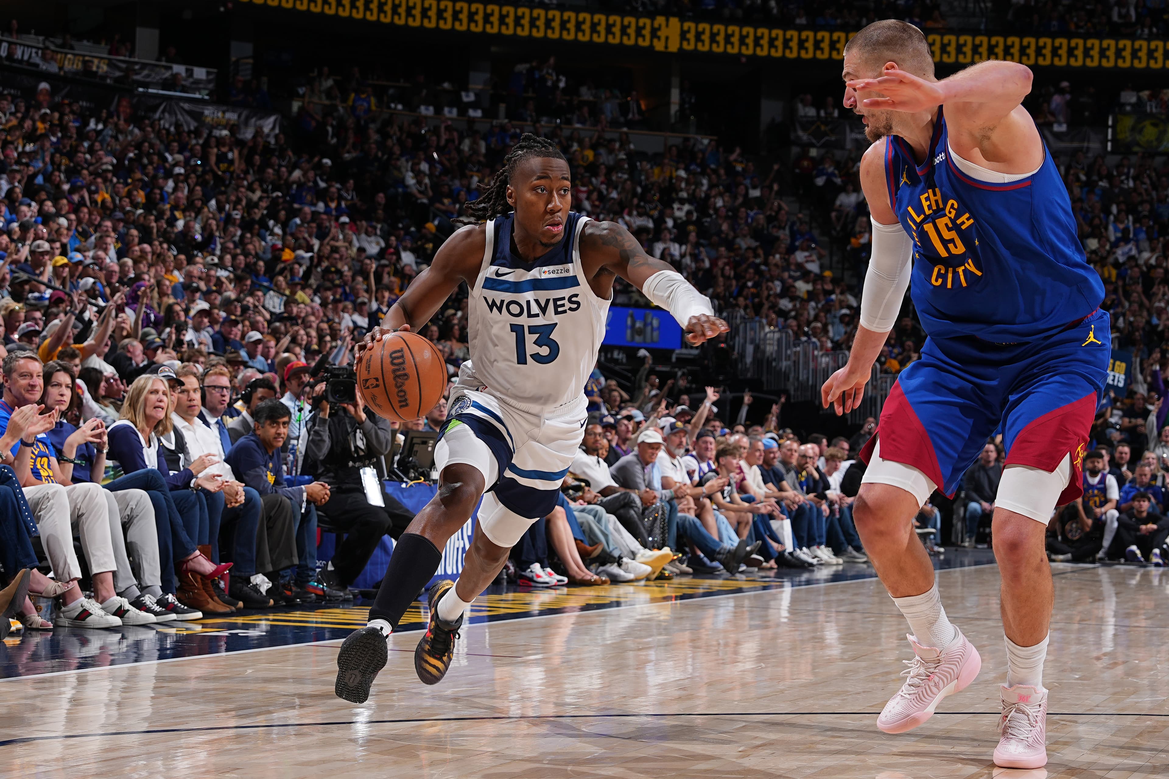 Brad Underwood pays special visit to Ayo Dosunmu in NBA playoffs