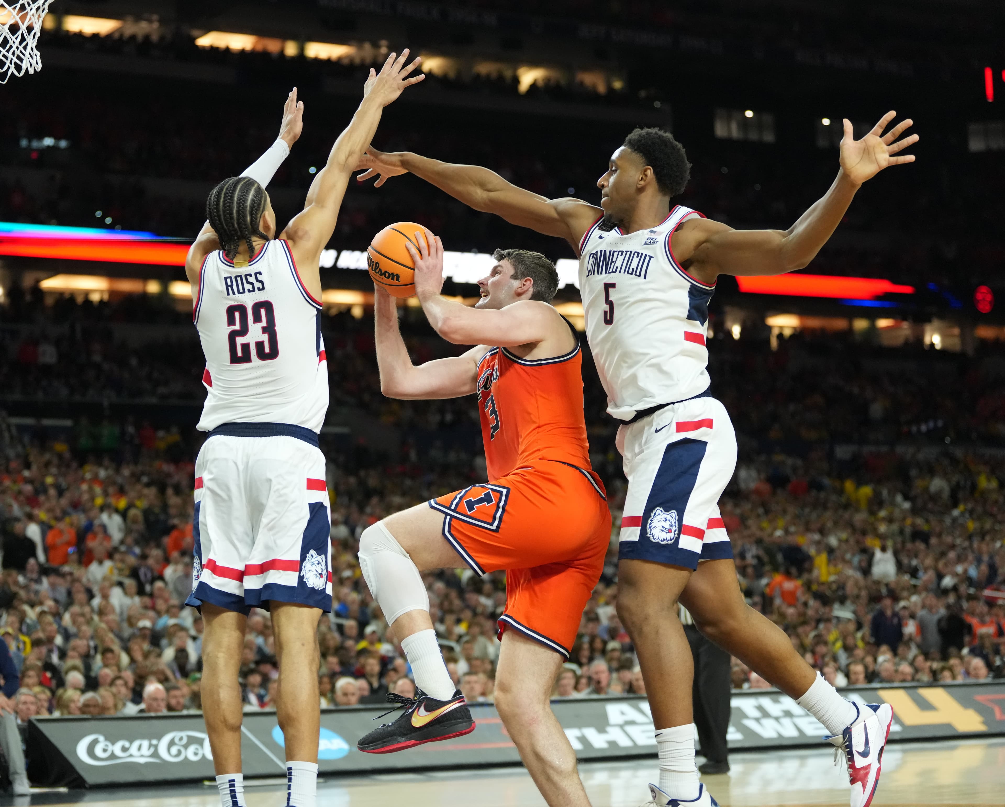 UConn takes down Illinois in Final Four, 71-62