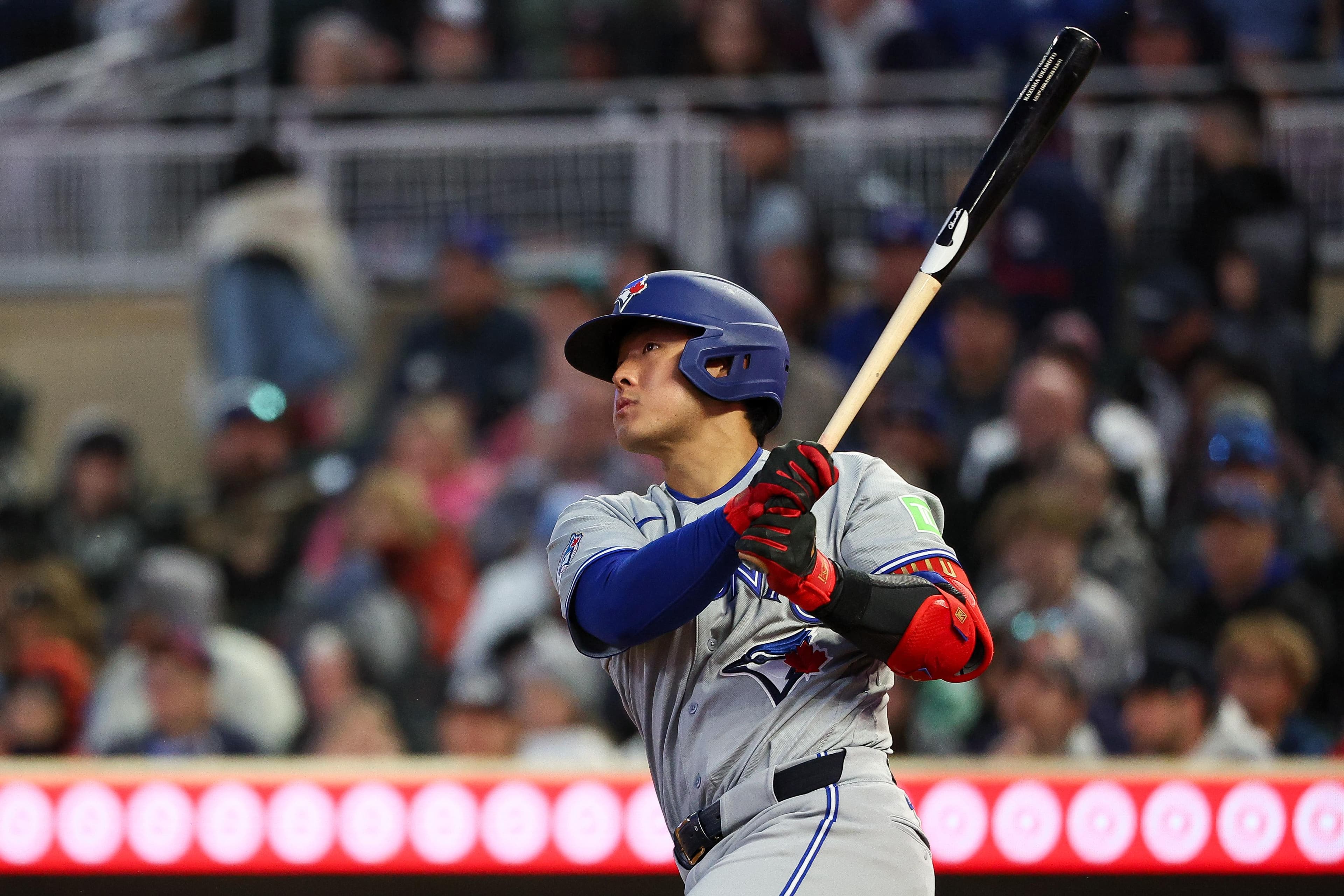 Jays Score 8 In The 8th, Beat Twins