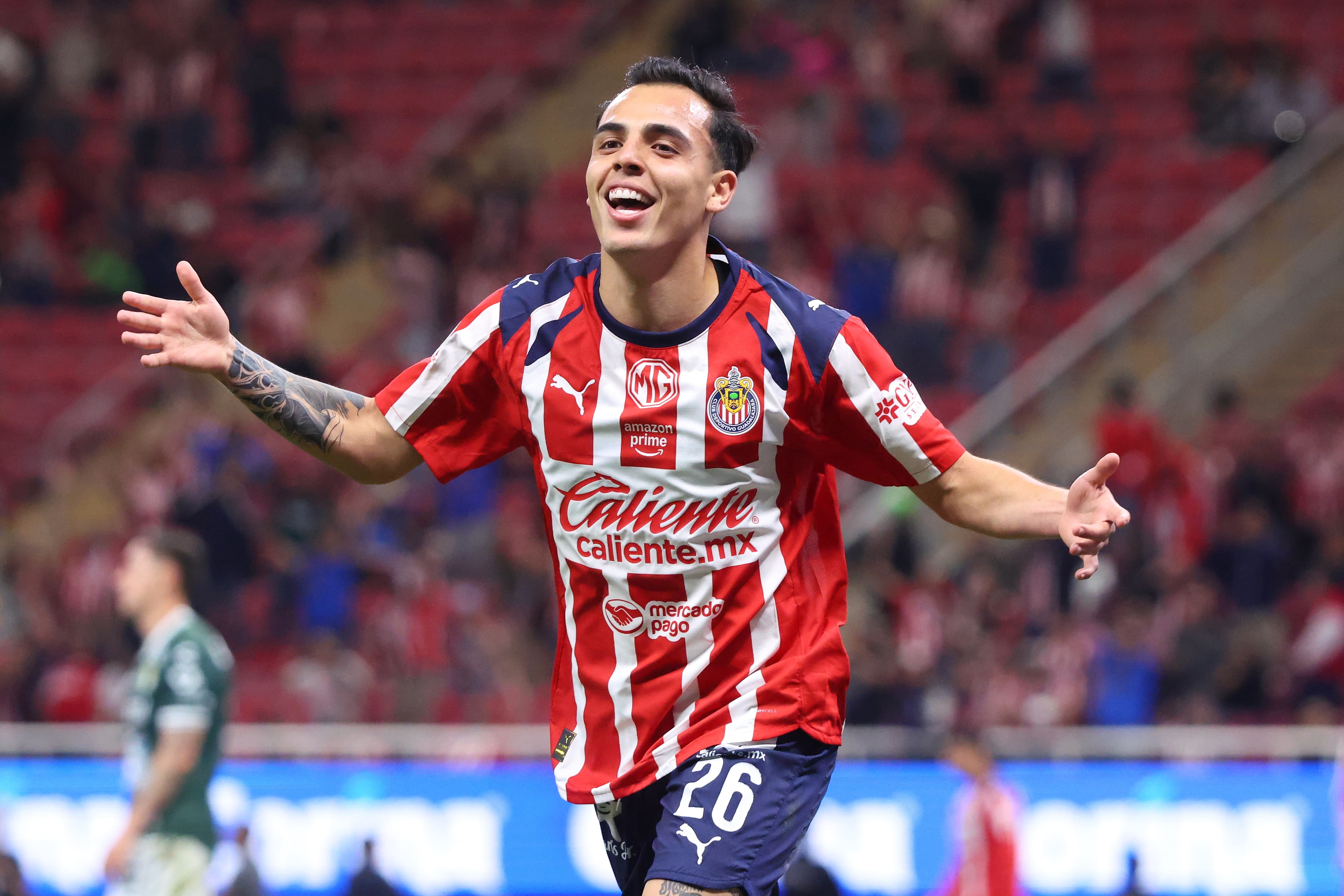 Chivas destroys Leon to climb back into first place of Liga Mx