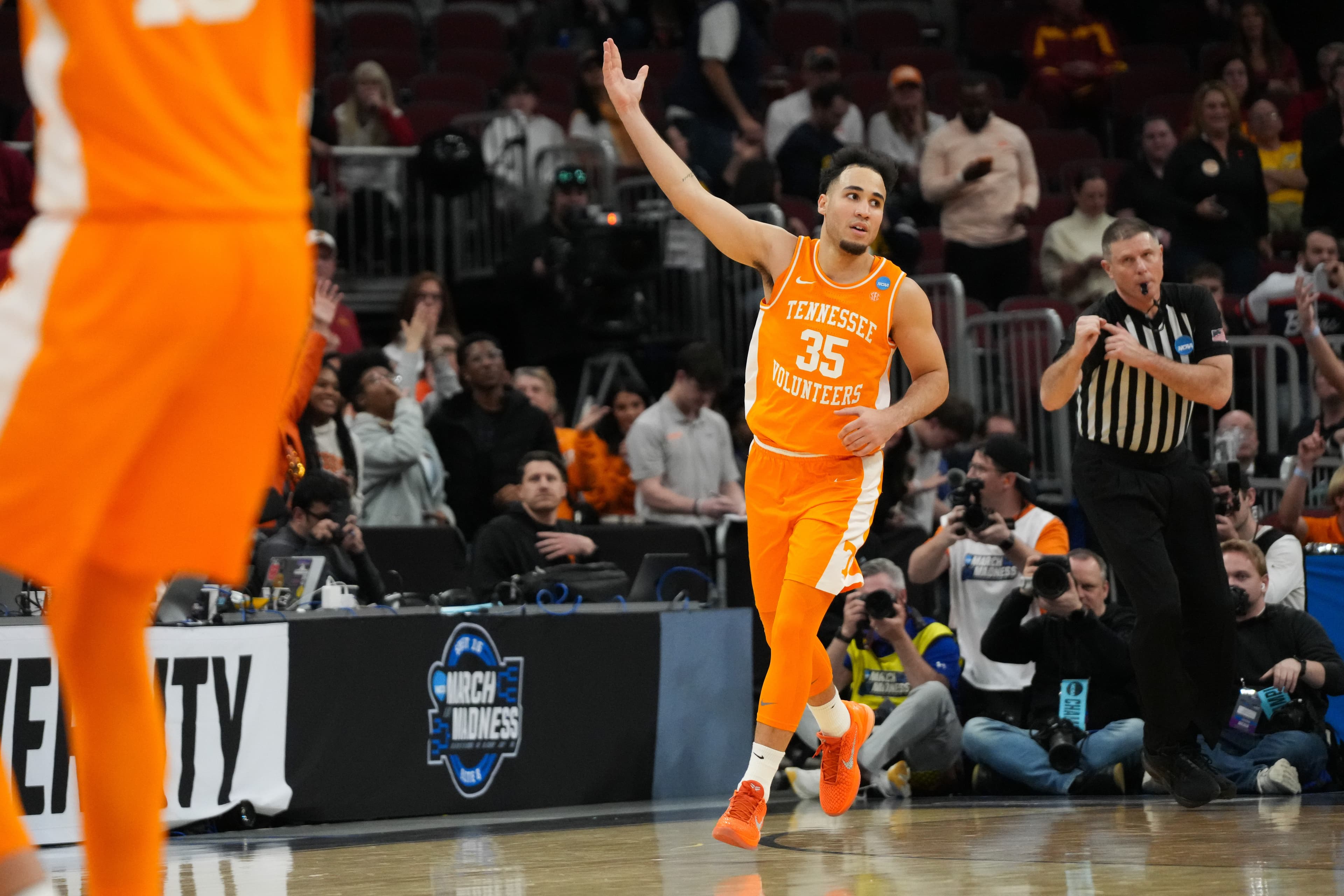 Tennessee guard Ethan Burg leaving the program