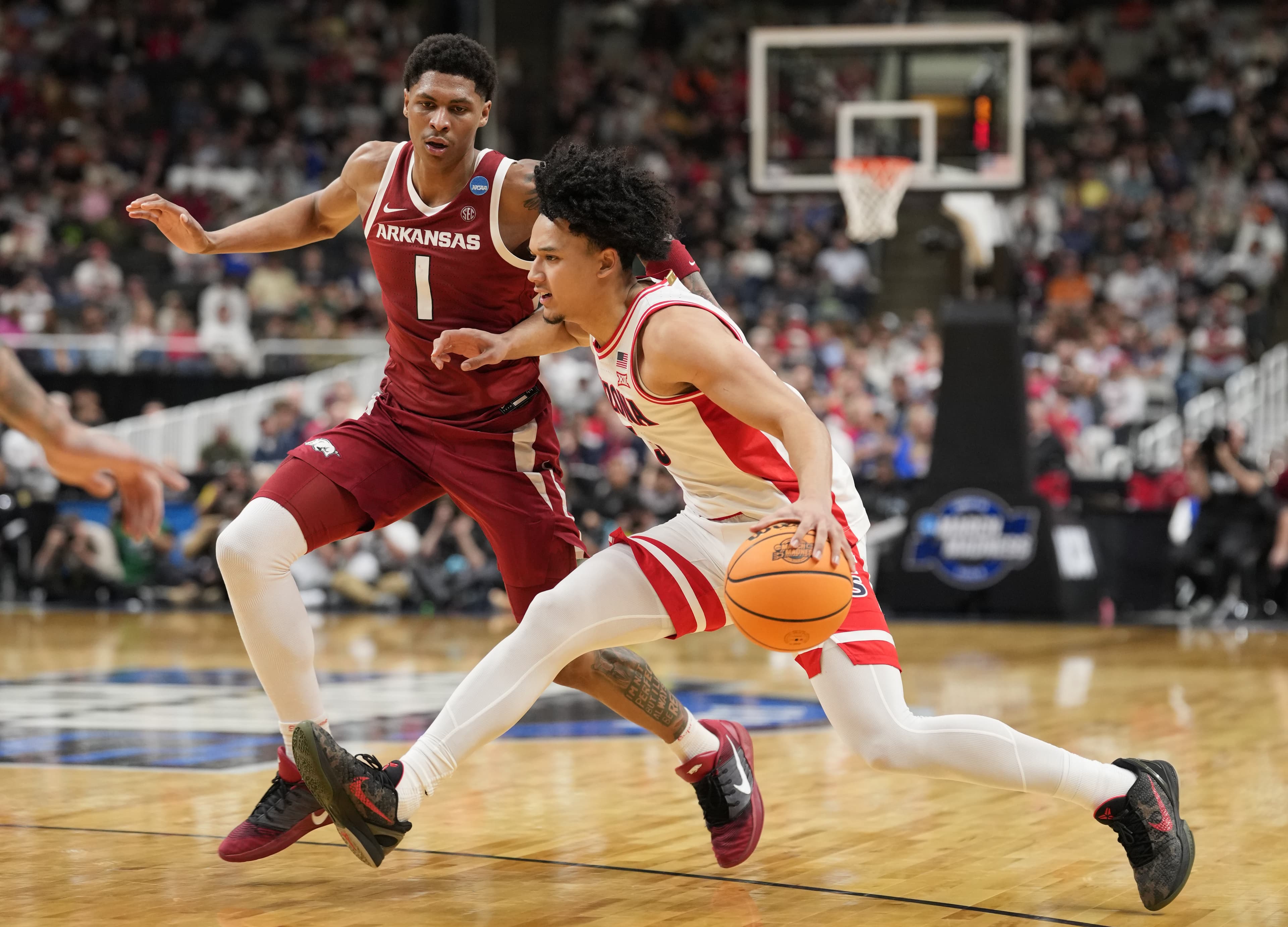 NCAA Tournament: Arizona dominates Arkansas, advances to first Sweet 16 since 2015