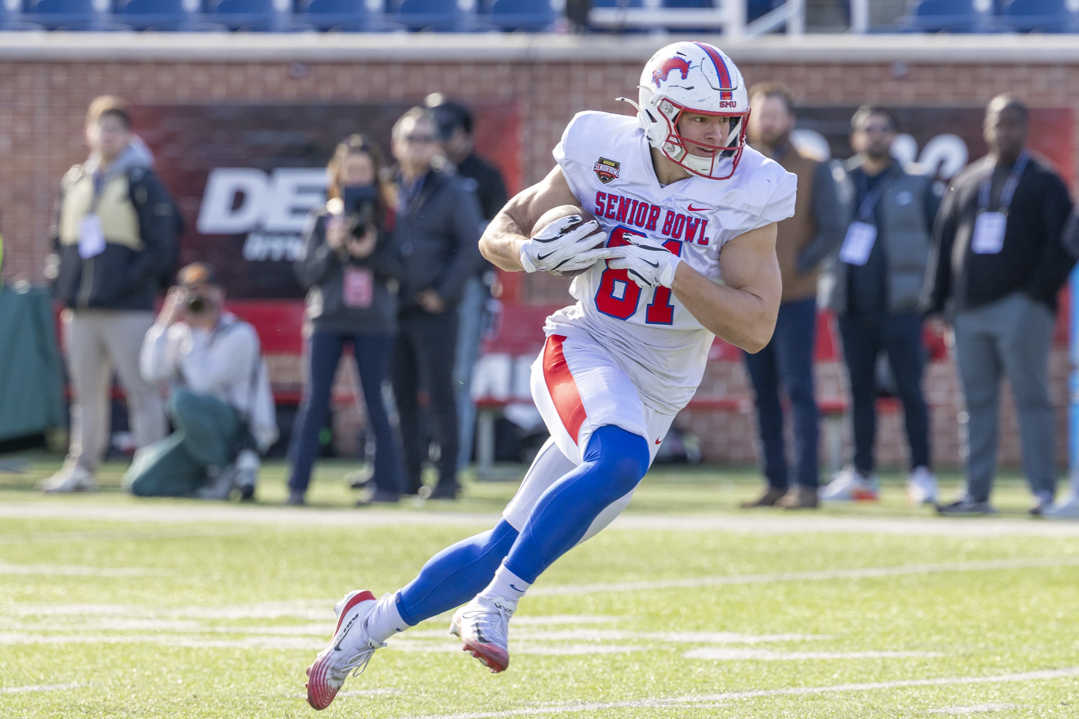 Ravens trade up to select SMU TE Matthew Hibner in 2026 NFL Draft