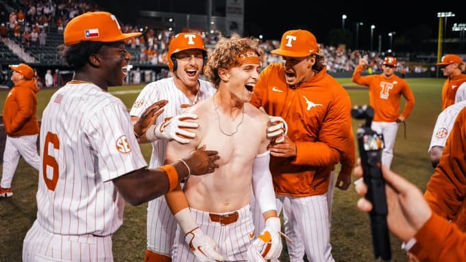 No. 2 Texas beats No. 8 OU in walk-off 4-3 victory in 10 innings