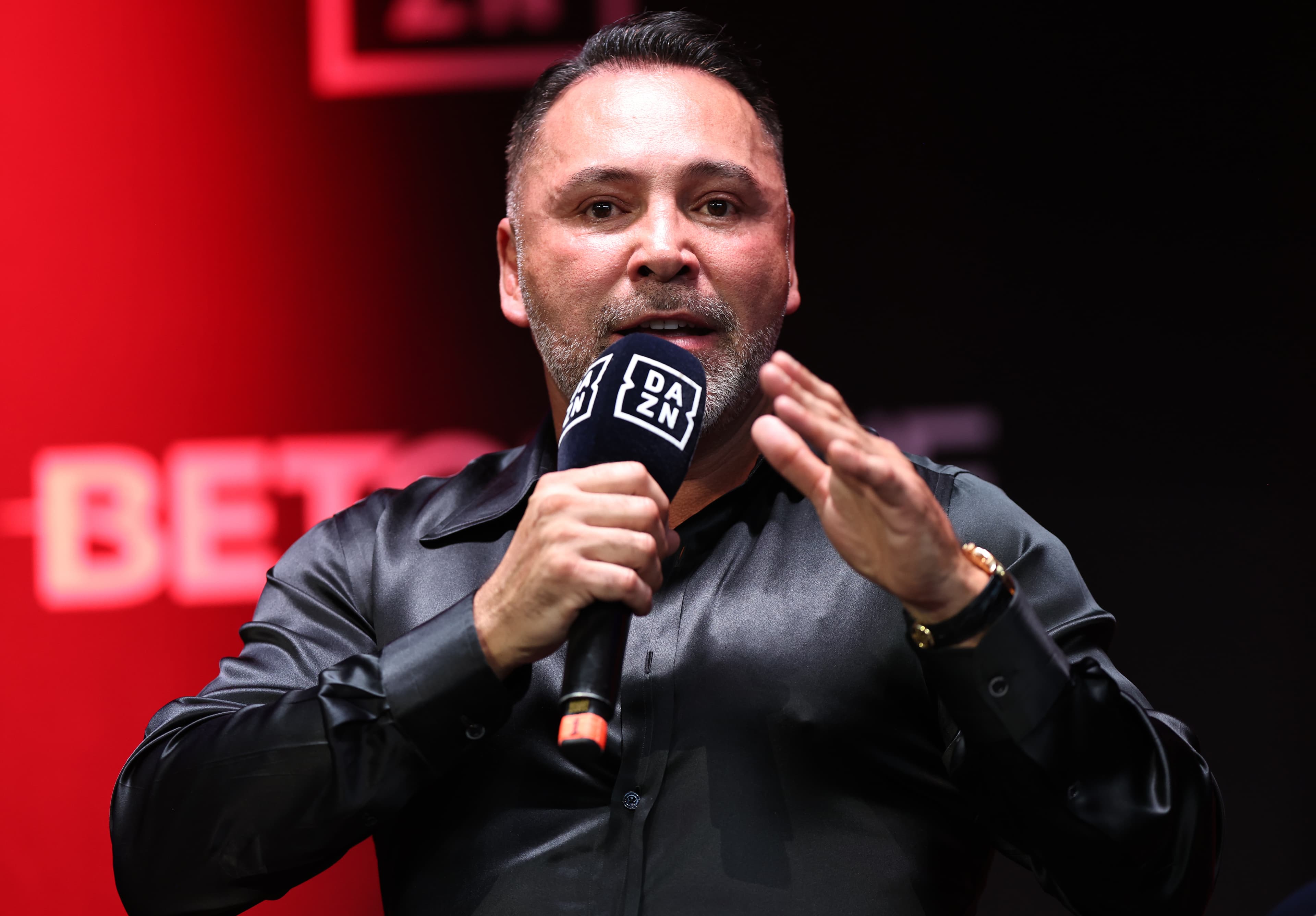 ‘Beware, make sure you read the fine print’: Oscar De La Hoya warns boxers about signing with Zuffa