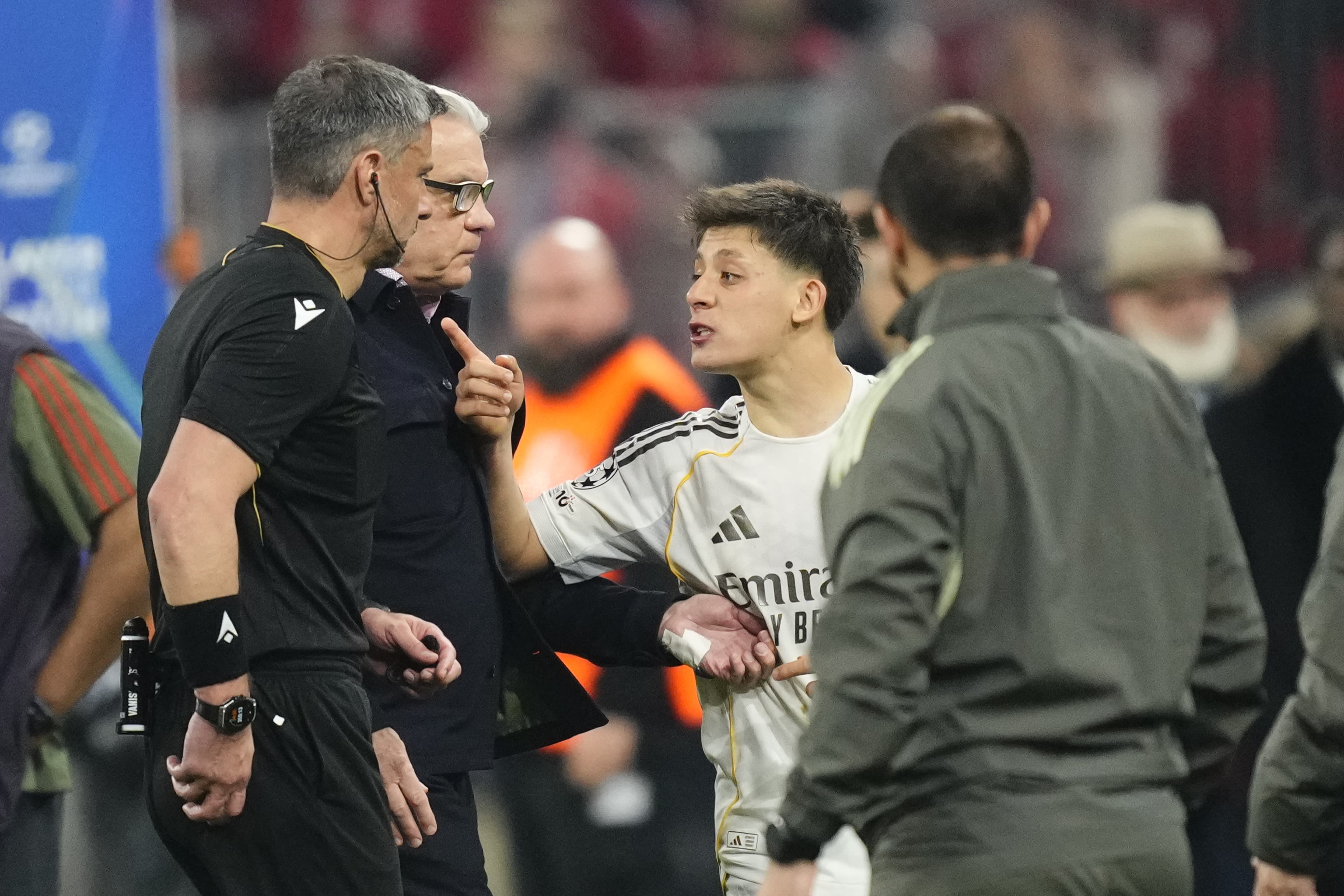 Real Madrid players berate referee as he tries to leave pitch vs. Bayern Munich