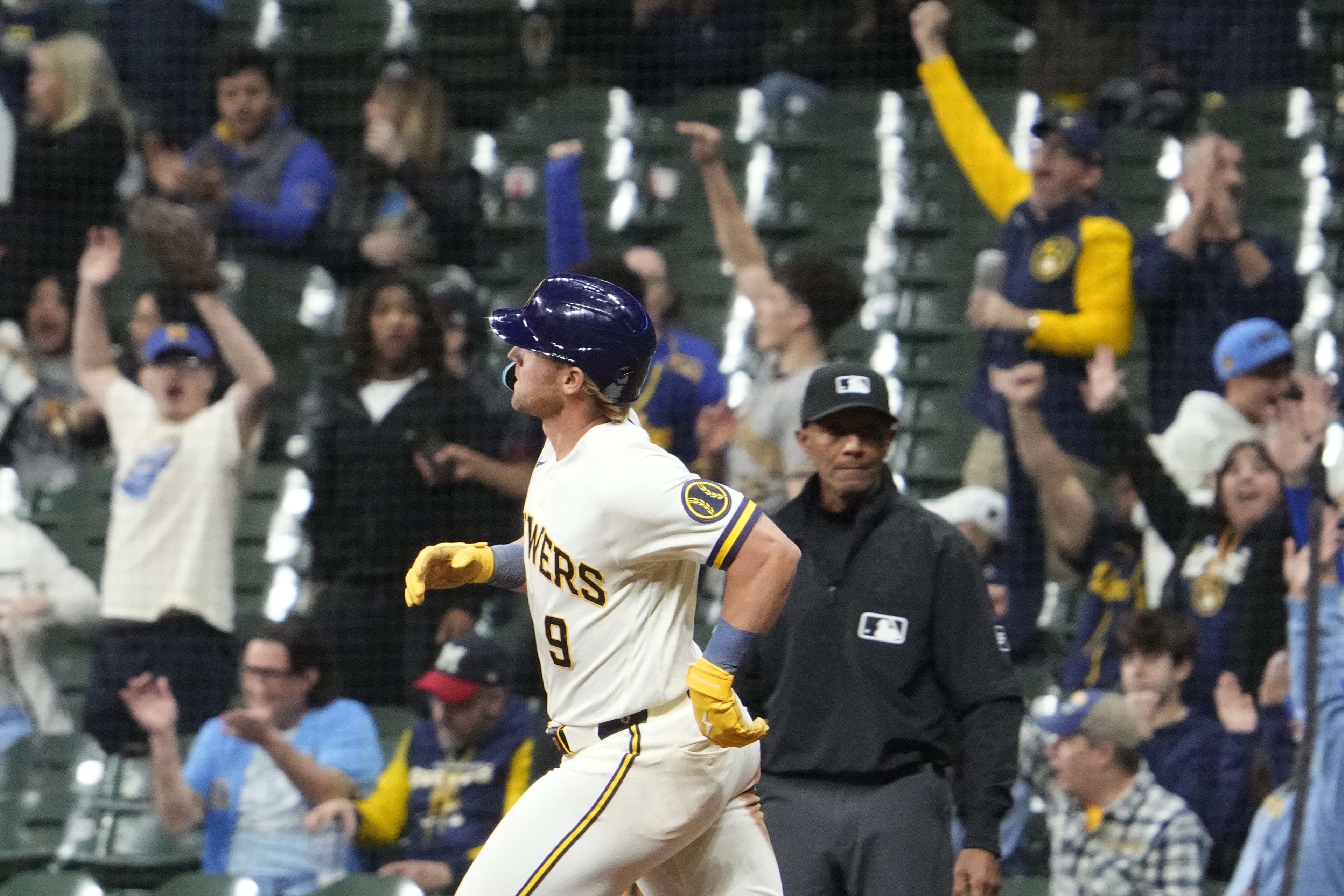 Brewers bring chaos in 6-2 win over Rays