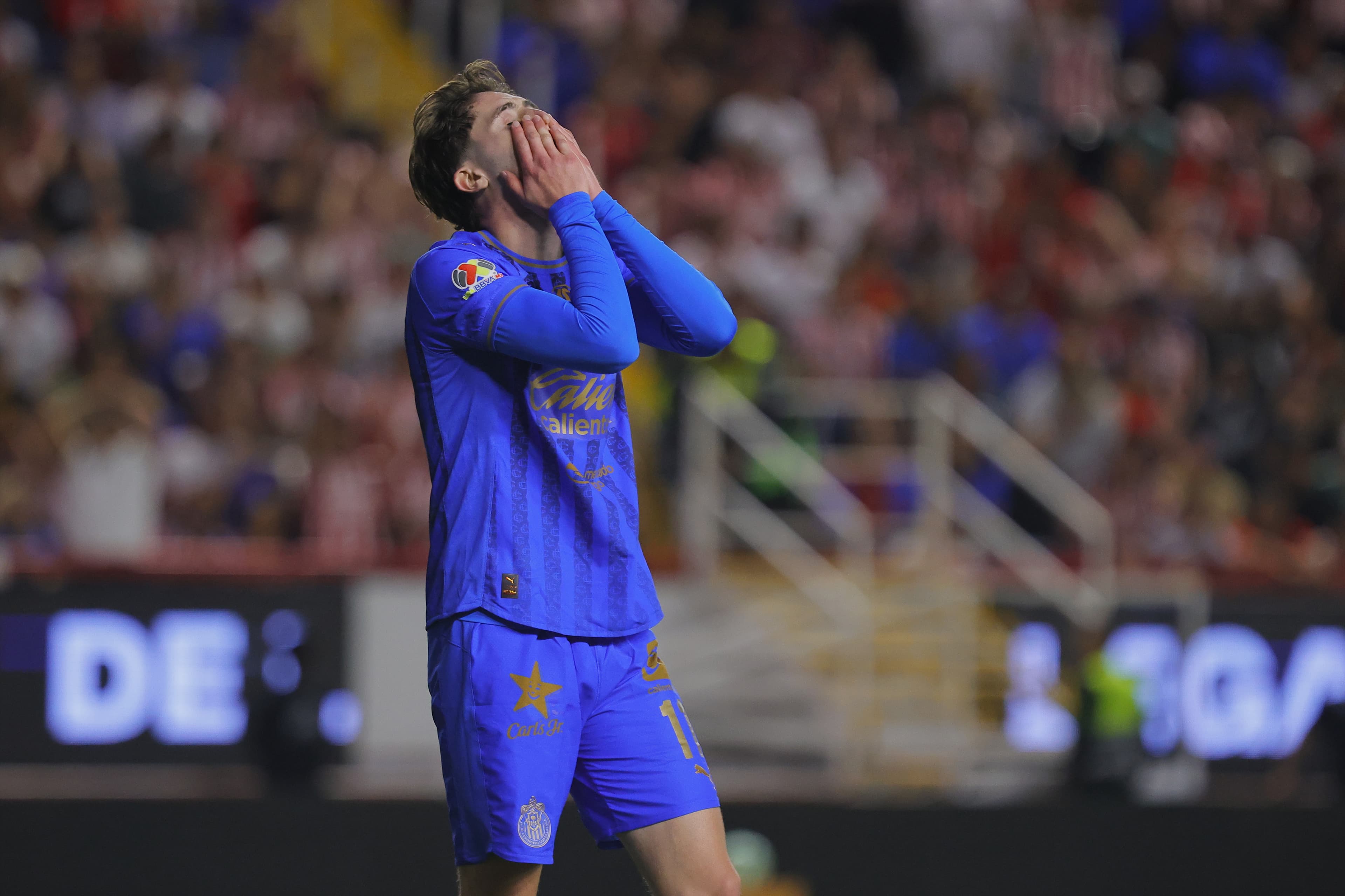 Necaxa and Chivas battle to a lackluster scoreless tie