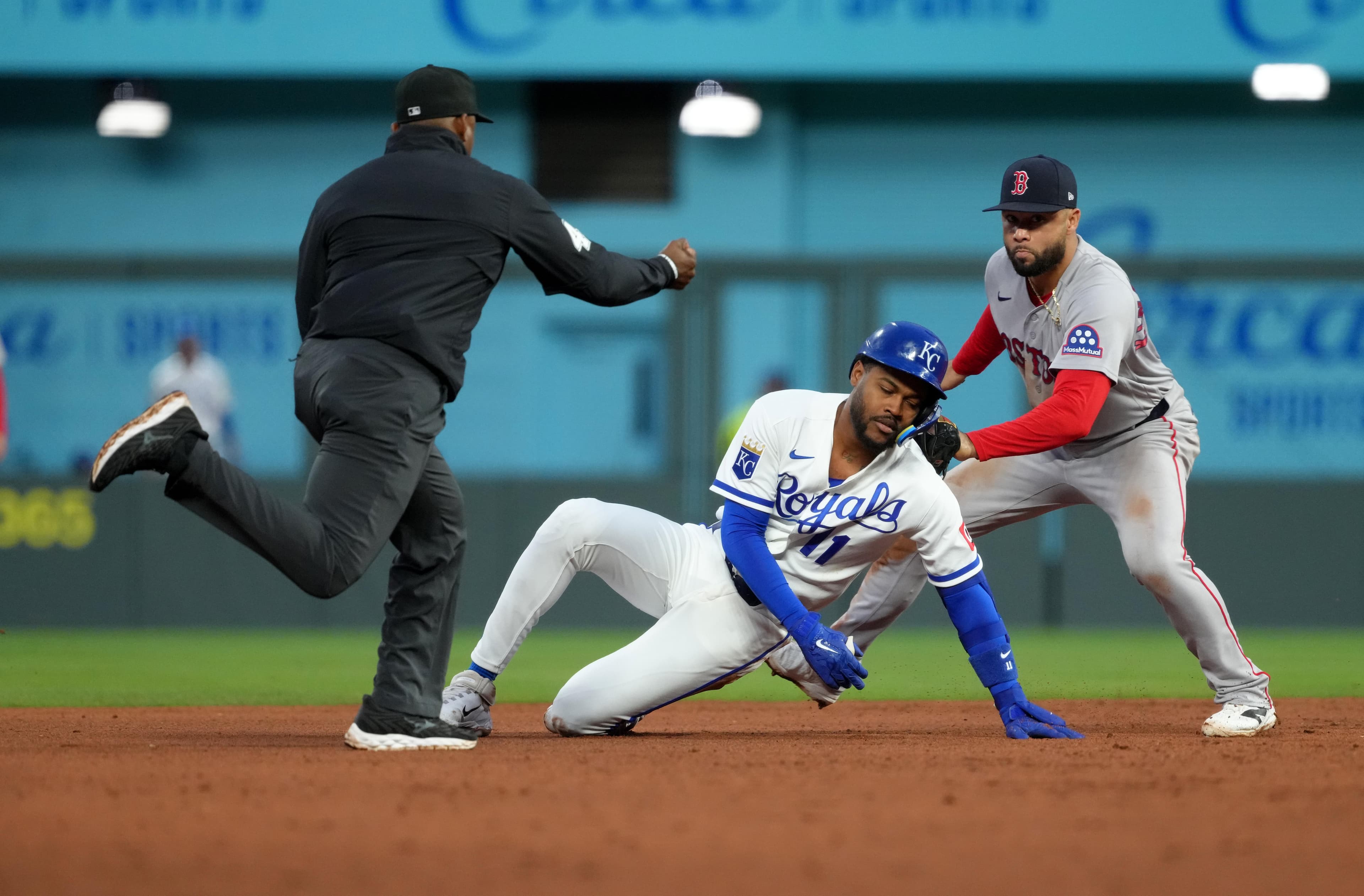 Red Sox 7, Royals 1: Boston receives a mountain of gifts in the flat countryside of Kansas City