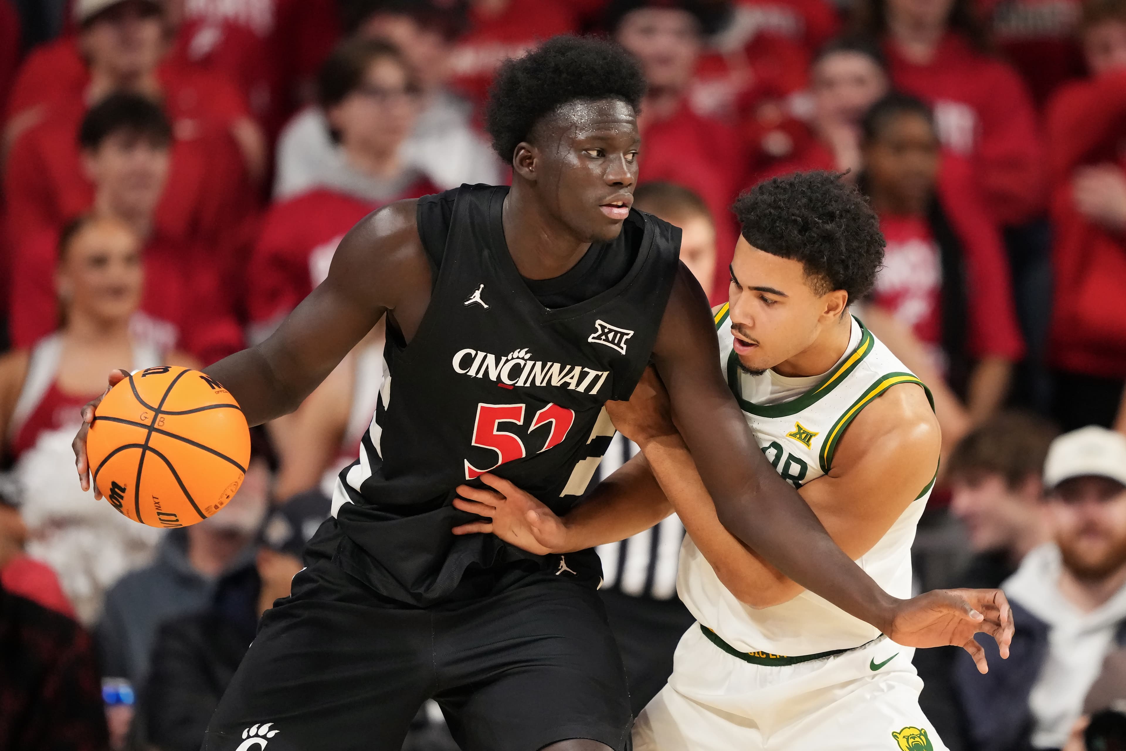 Cincinnati transfer commits to Michigan Basketball