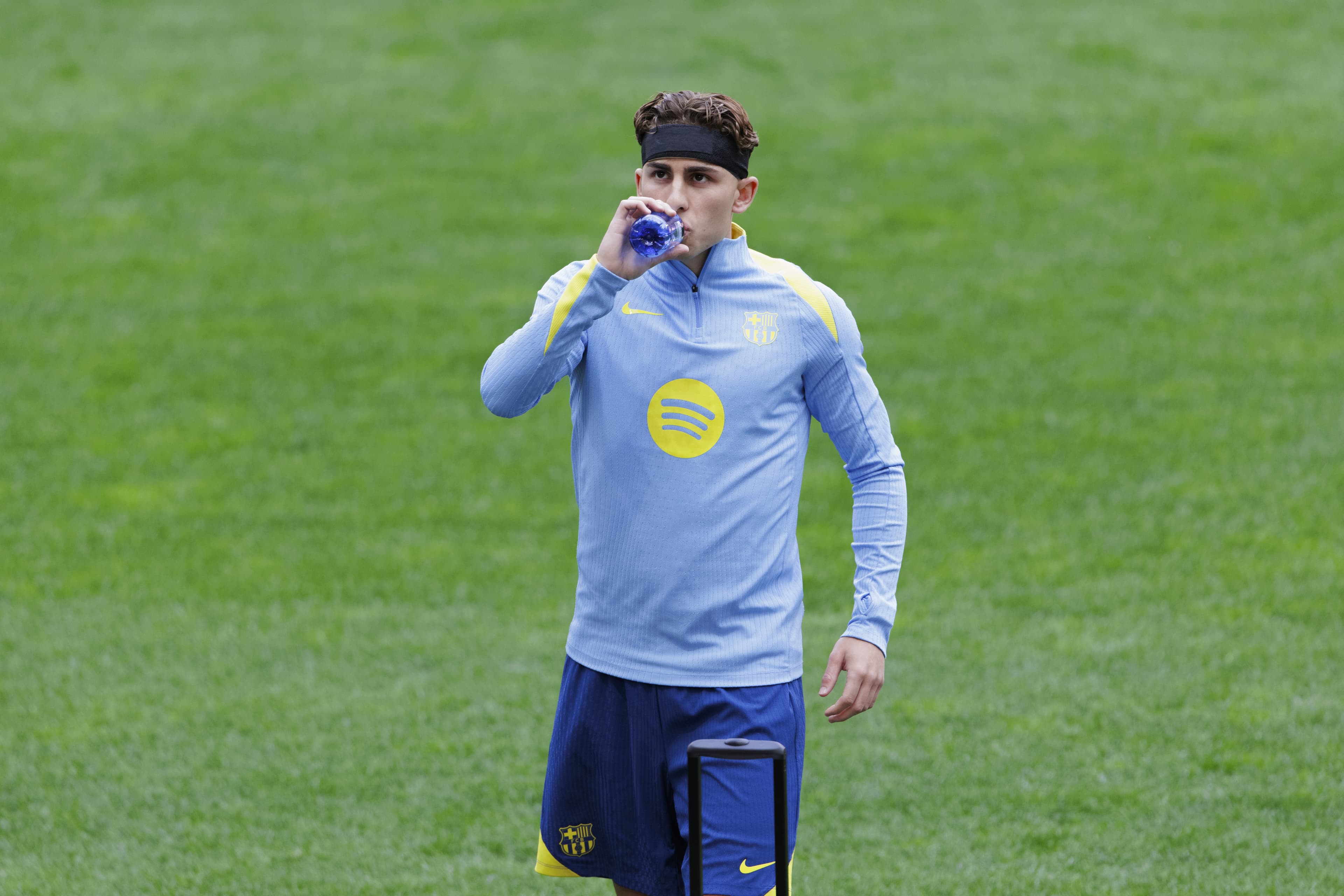 Fermin Lopez trains in protective mask ahead of Barcelona vs Celta