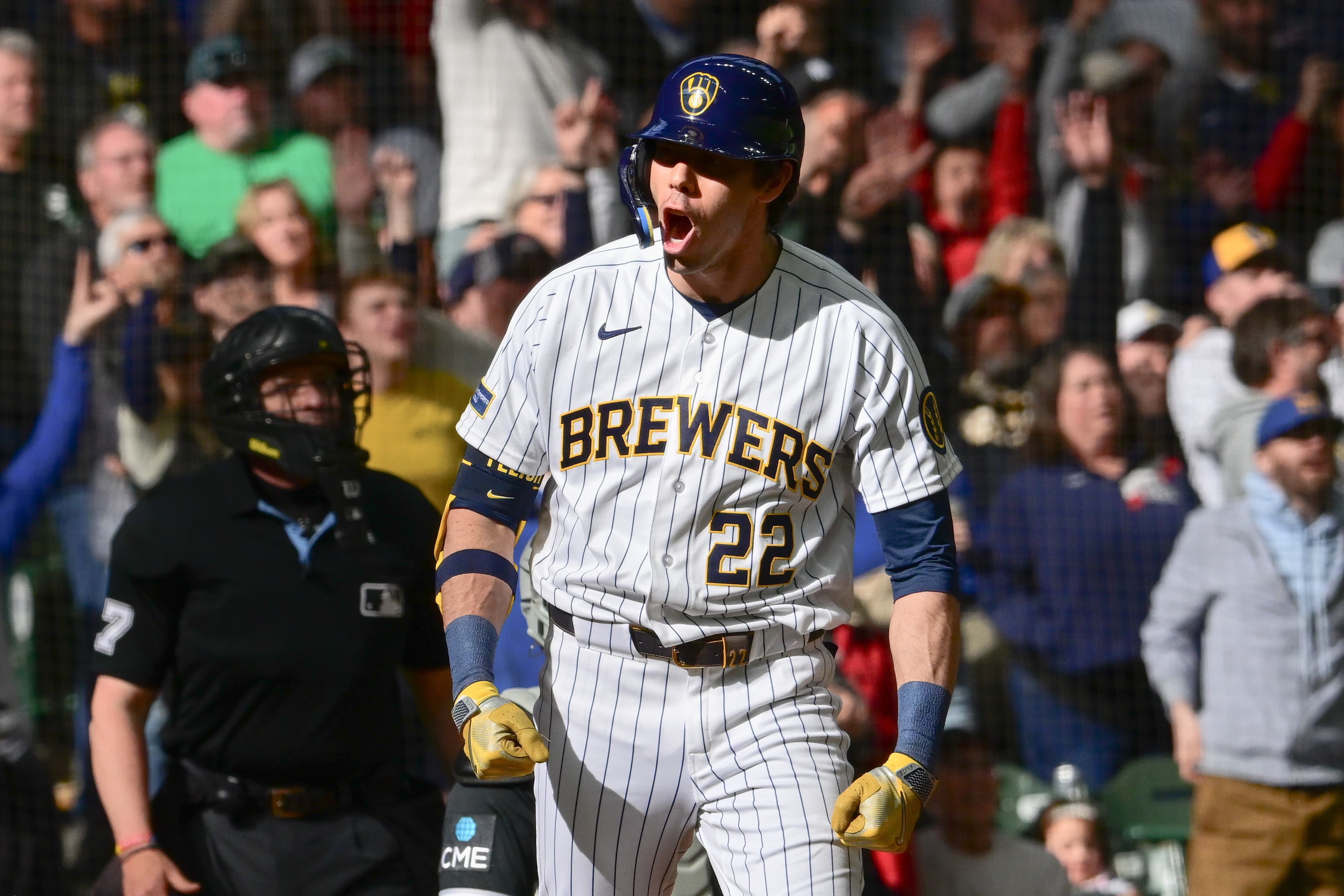 Yelich delivers pinch-hit homer in 9-7 thriller as Brewers sweep White Sox