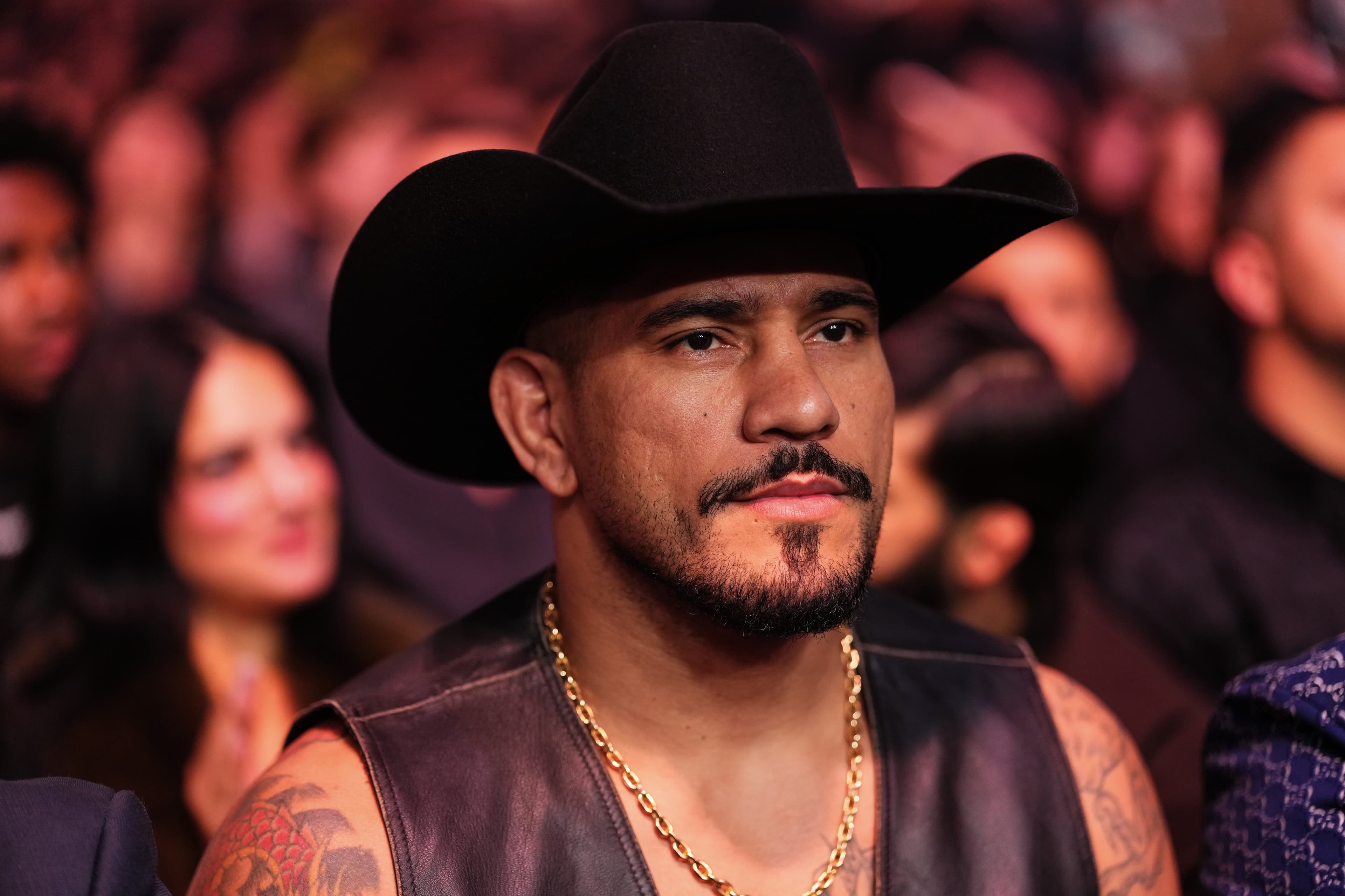 Video: Alex Pereira looks huge as he reveals heavyweight physique coming into UFC White House