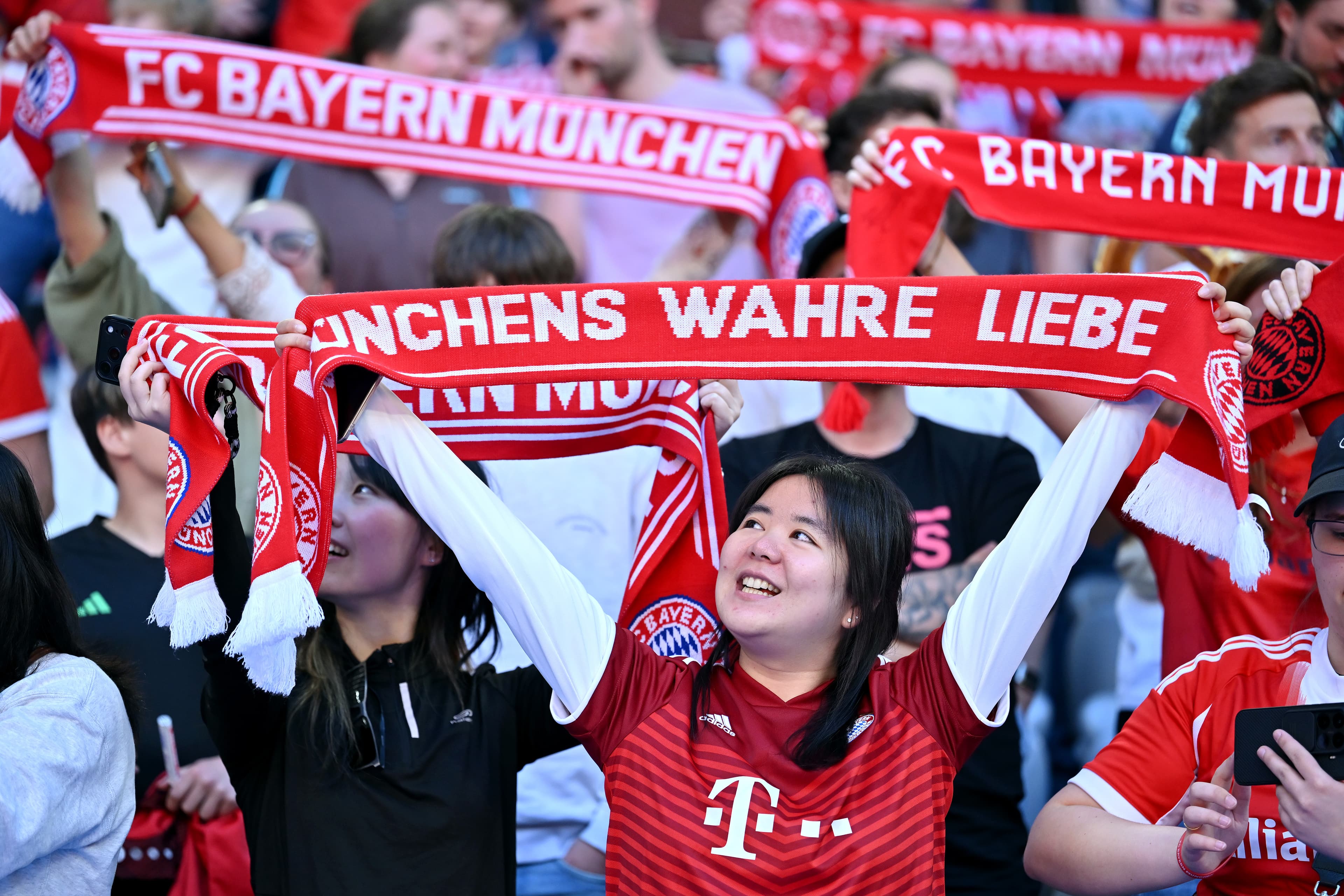 Who has the bigger home field advantage — Bayern Munich or PSG?