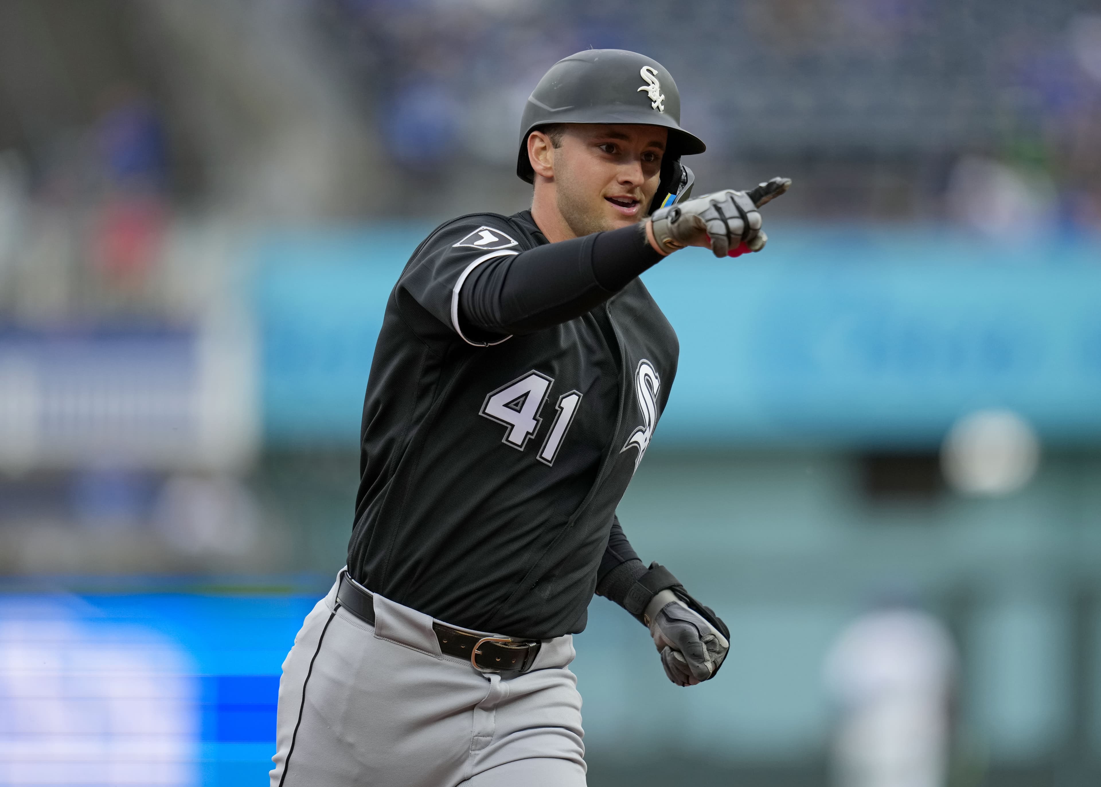 Cannon to the right of them, walks to the left: Sox split series with erratic 6-5 win