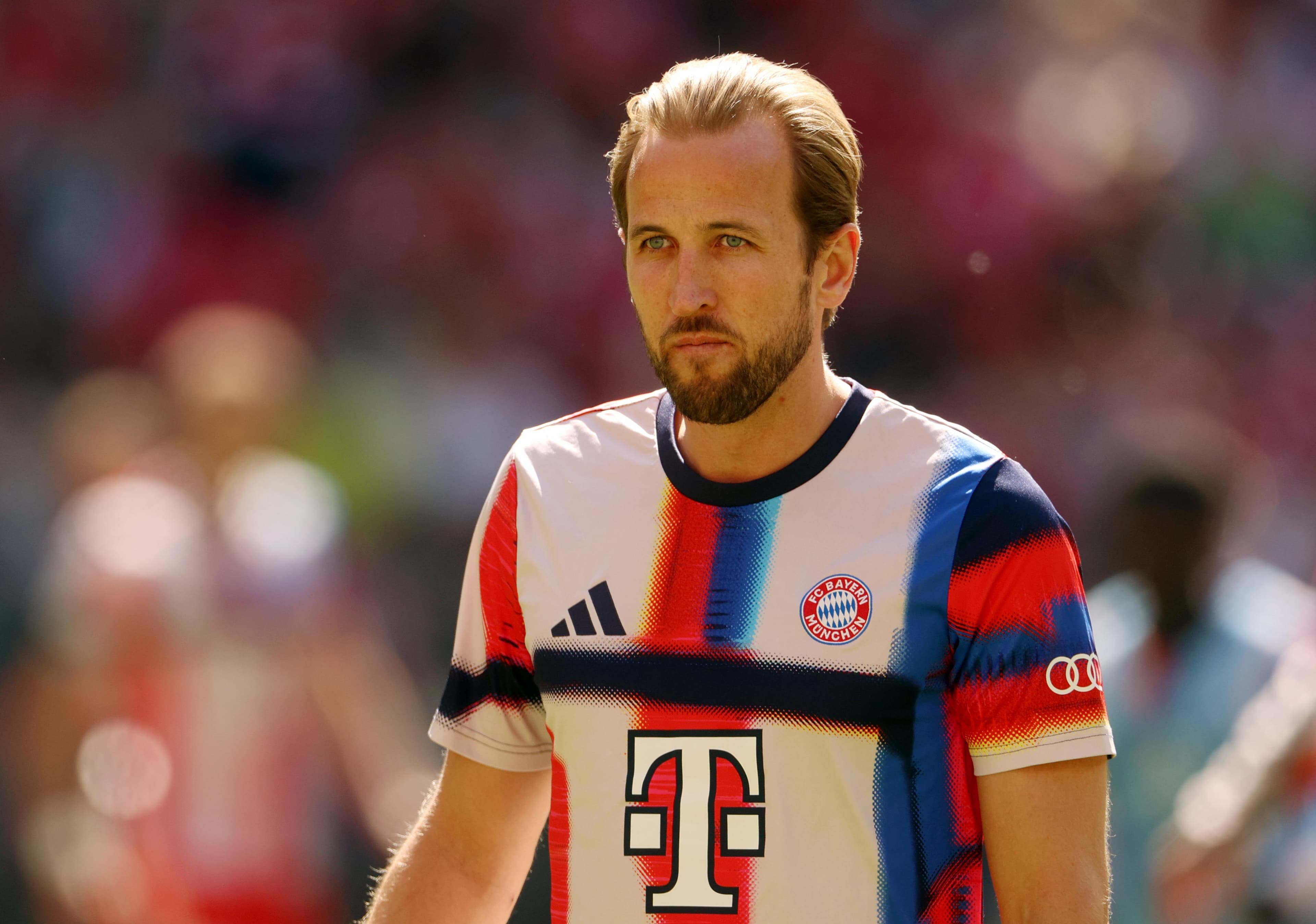 Bayern Munich News: Manchester United still dreaming of Harry Kane; FC Bayern back in on Dušan Vlahović?; and MORE!