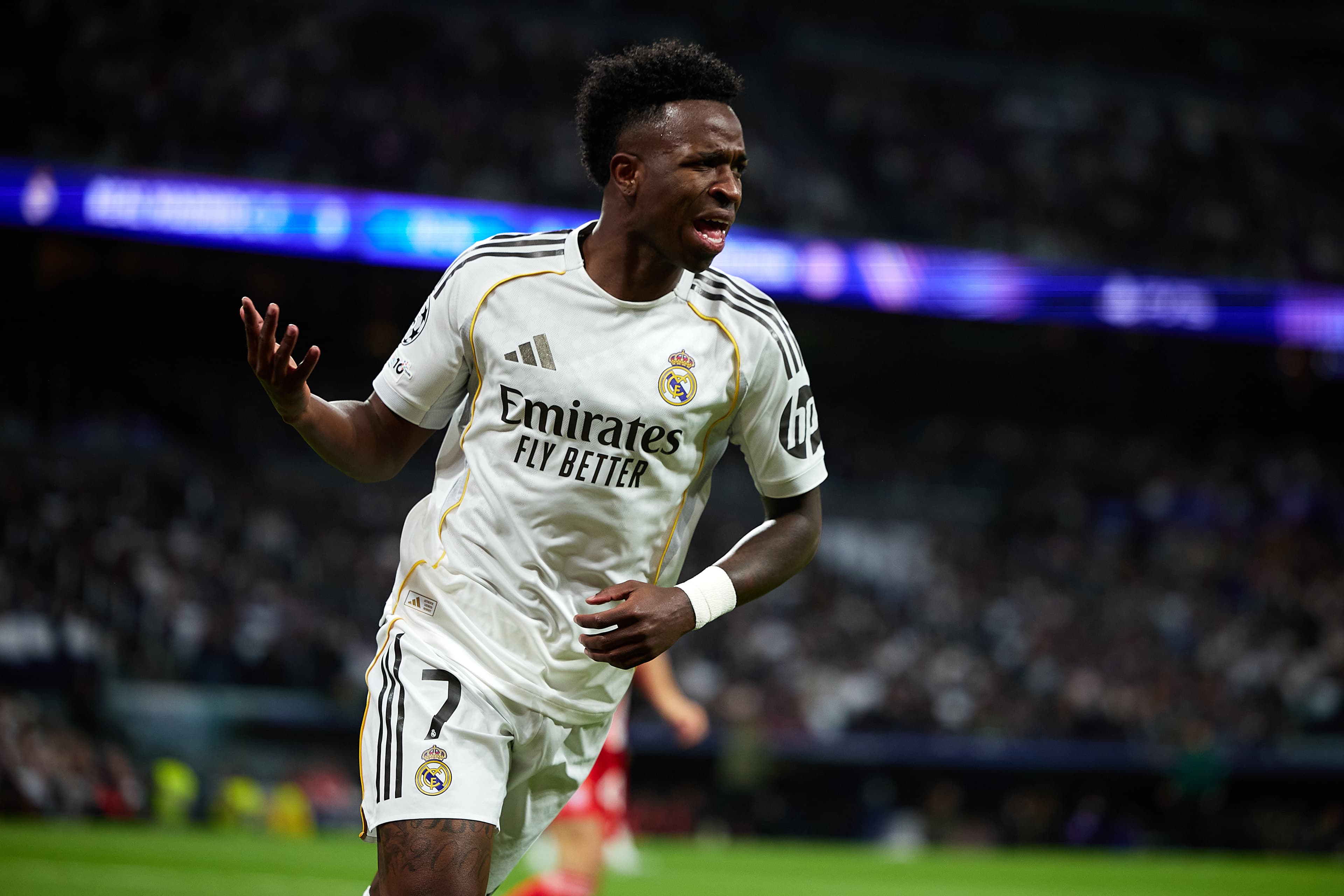 Why Vinícius Júnior hugged Vincent Kompany at halftime during Real Madrid vs Bayern Munich