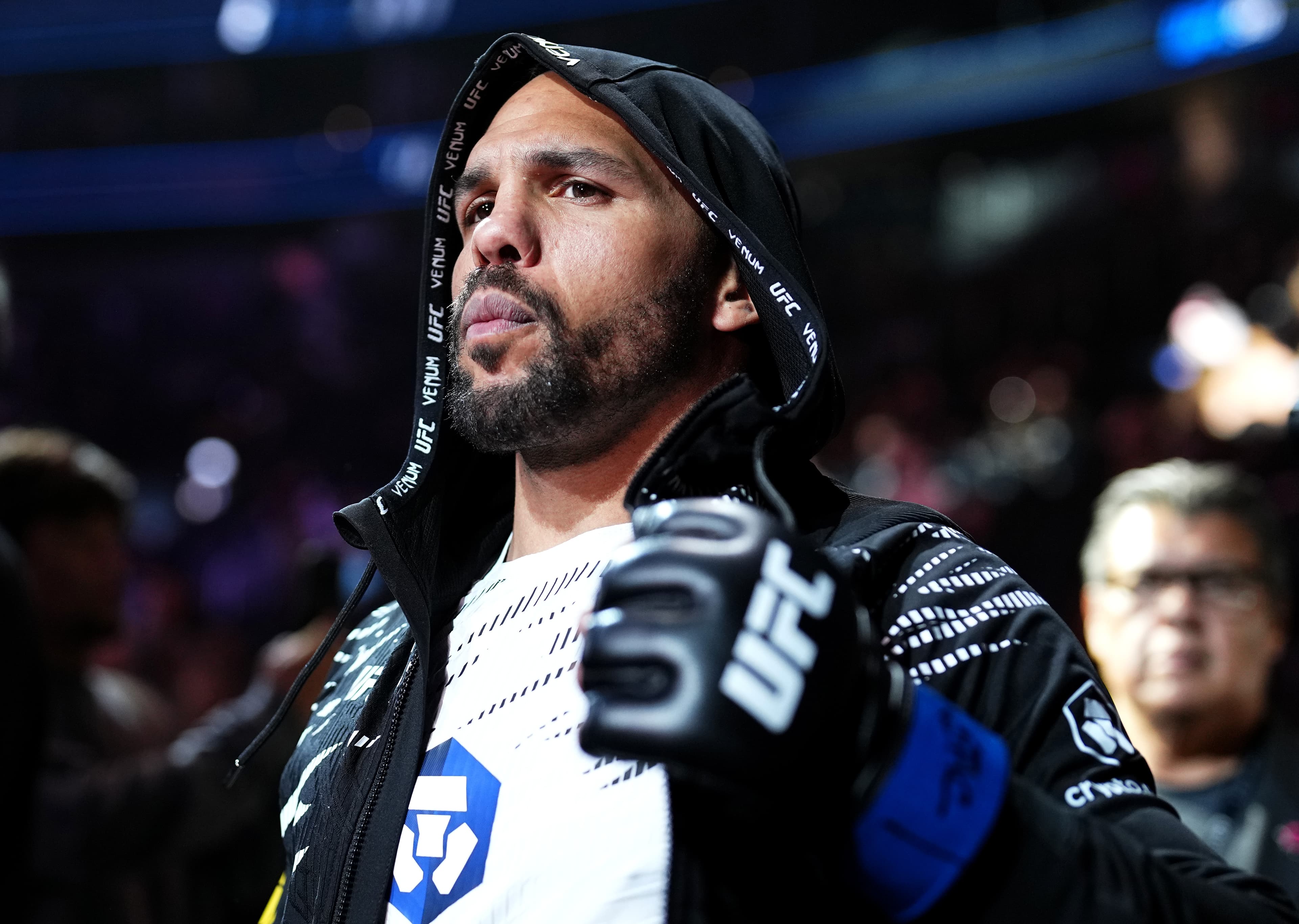 Veteran Champion Eryk Anders Surpasses Rising Star Brad Tavares in Exciting Victory!