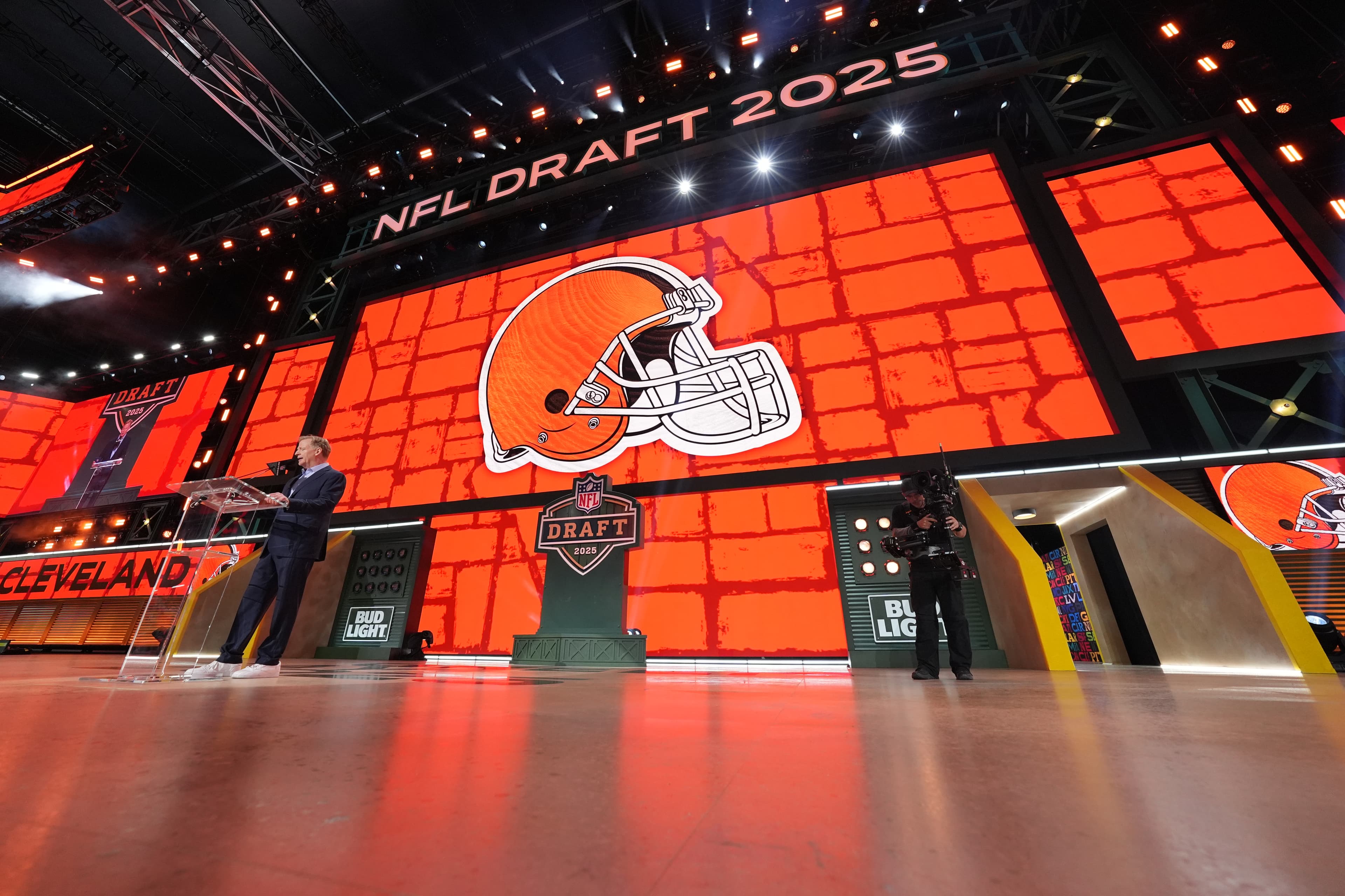 2026 NFL Mock Draft: Giants, Browns, Commanders, Saints: Who did Cleveland take at No. 6?