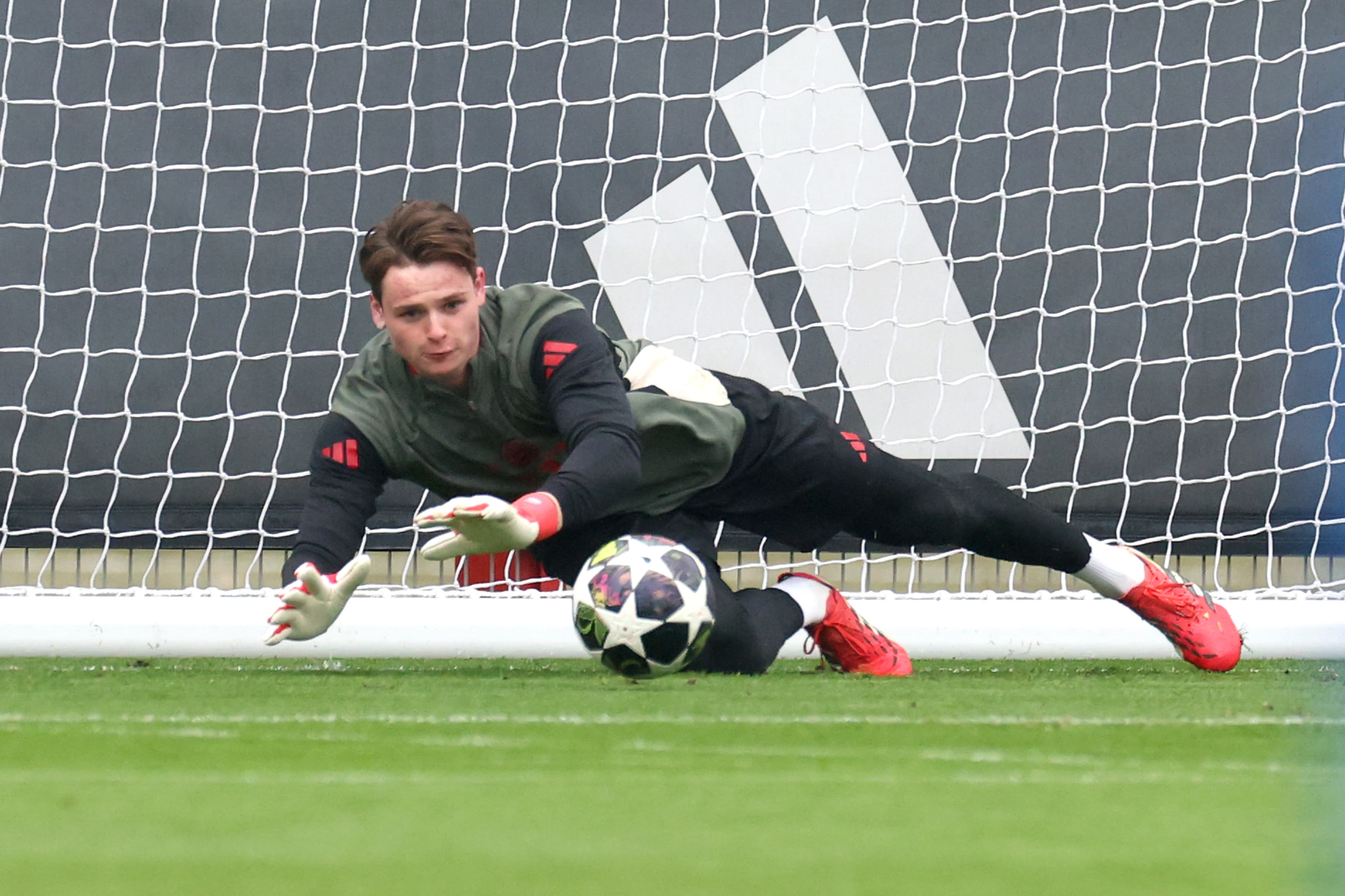 New Headline: Zlatan Ibrahimovic Races to Become Red Devils' All-Time Top Scorer in UEFA Champions League!