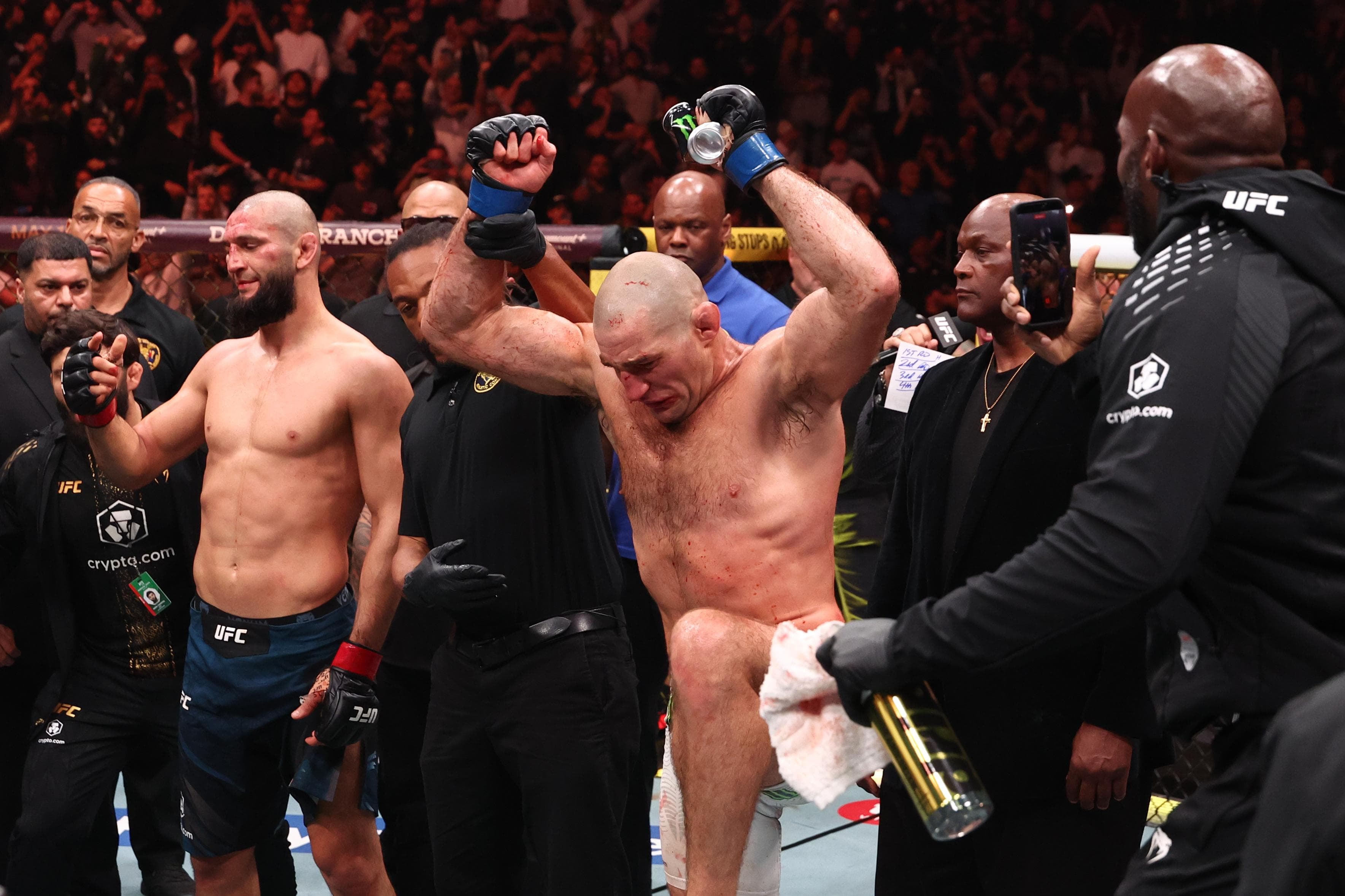 Scorecards! Pivotal 5th round earns Sean Strickland split decision win over Khamzat Chimaev