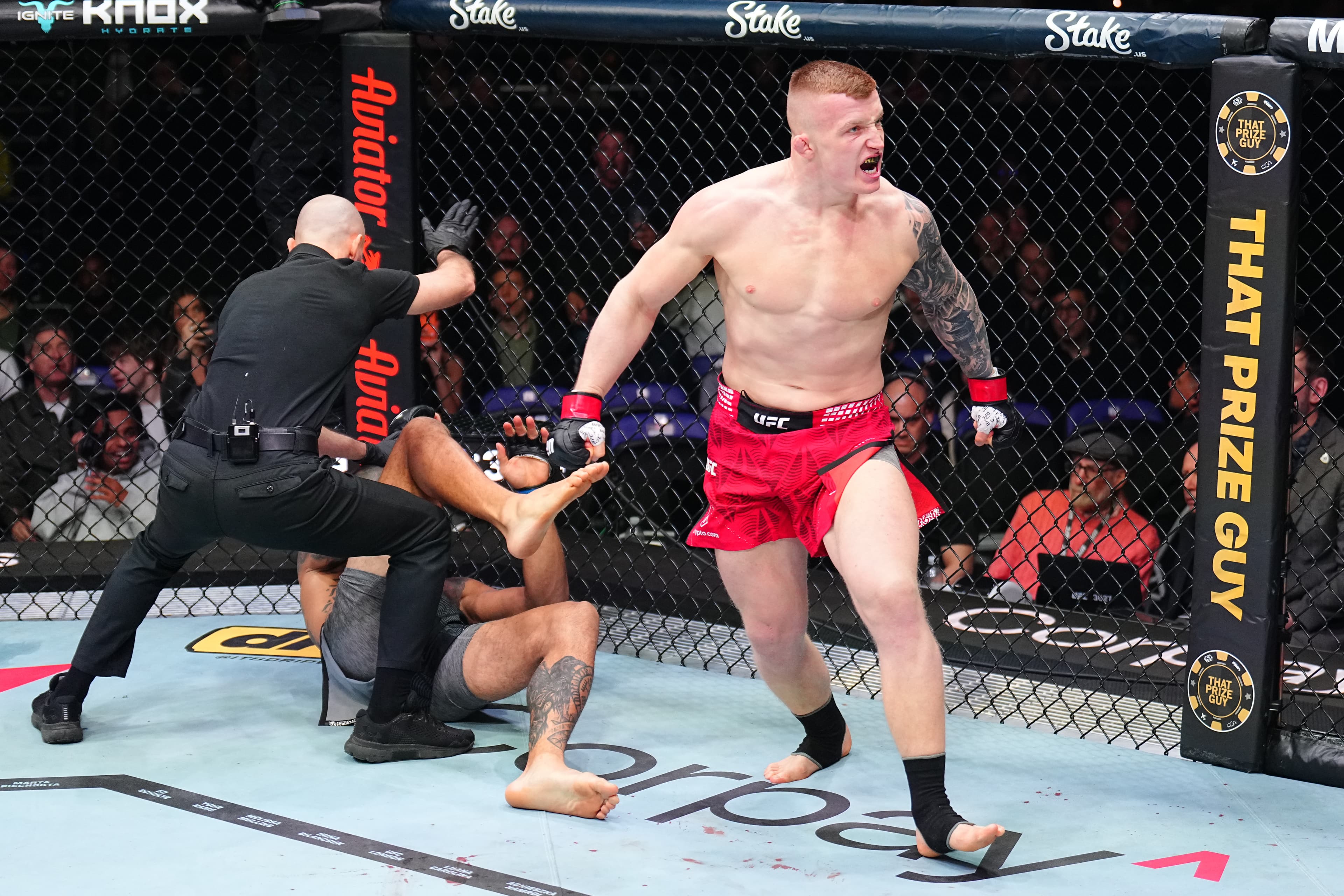 Rising UFC star flattens ex-NFL player in 28 seconds at UFC London