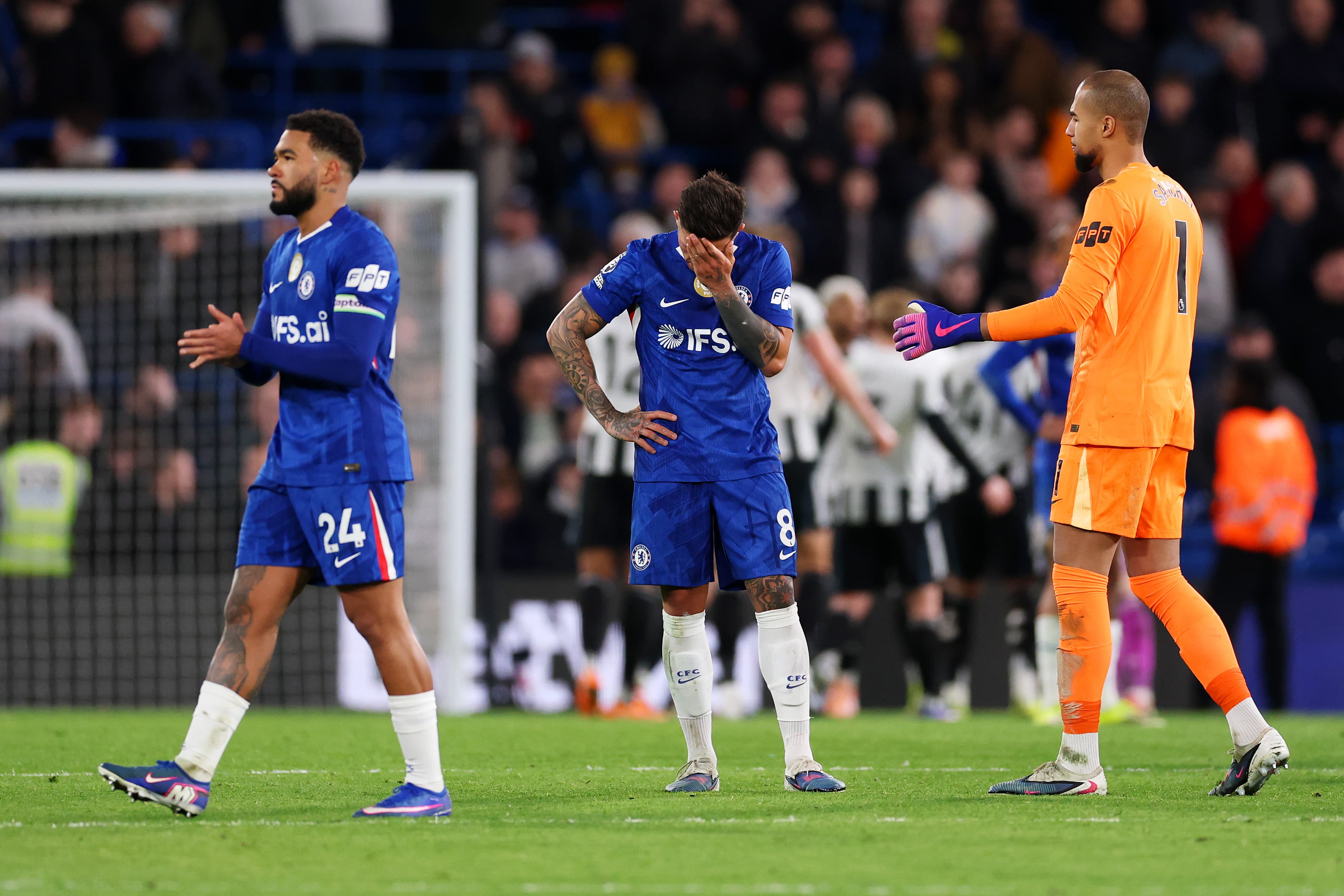 Man Utd Stays Top of Premiership Race Against Barca!