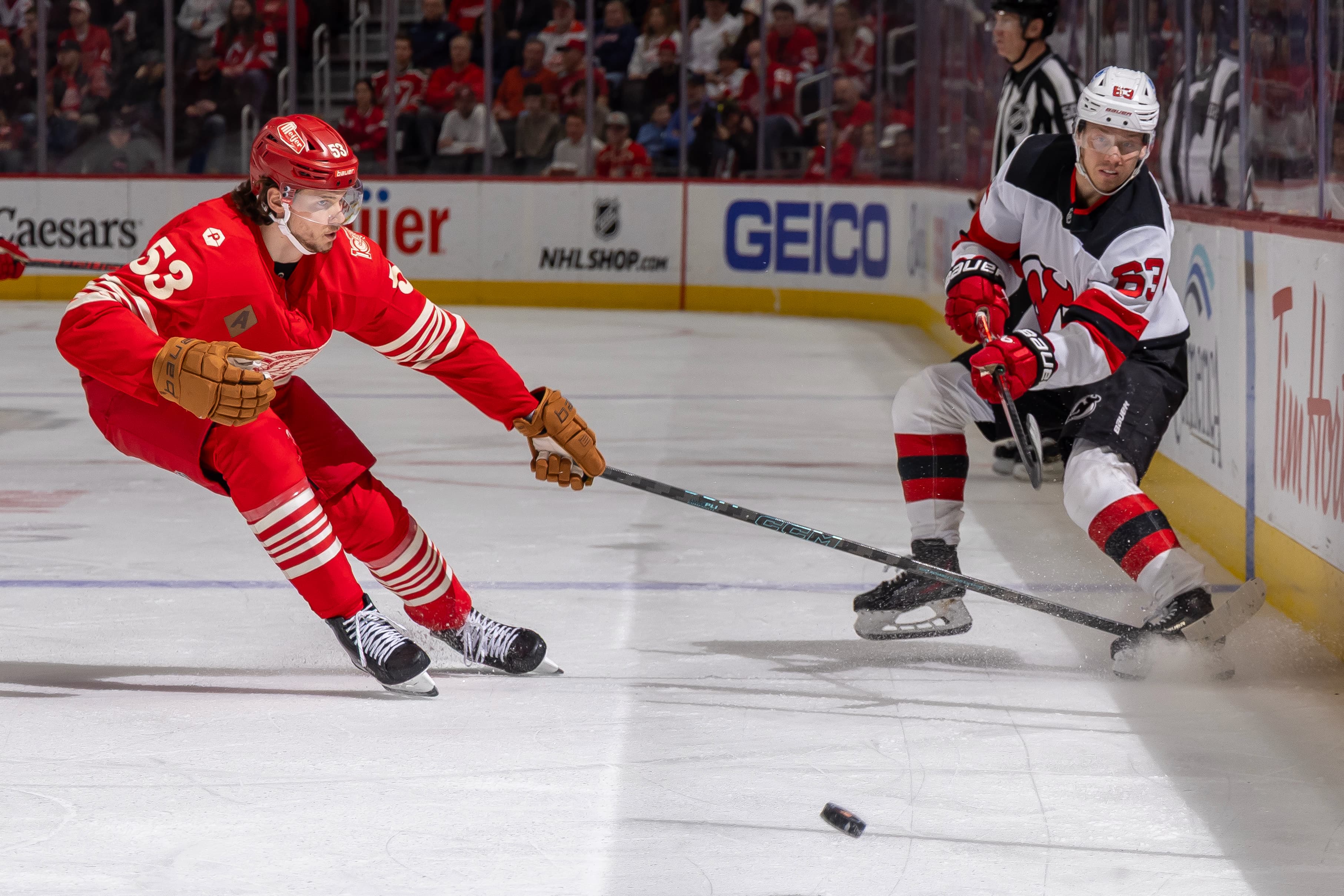 Devils Top Red Wings 5-3 in Motown