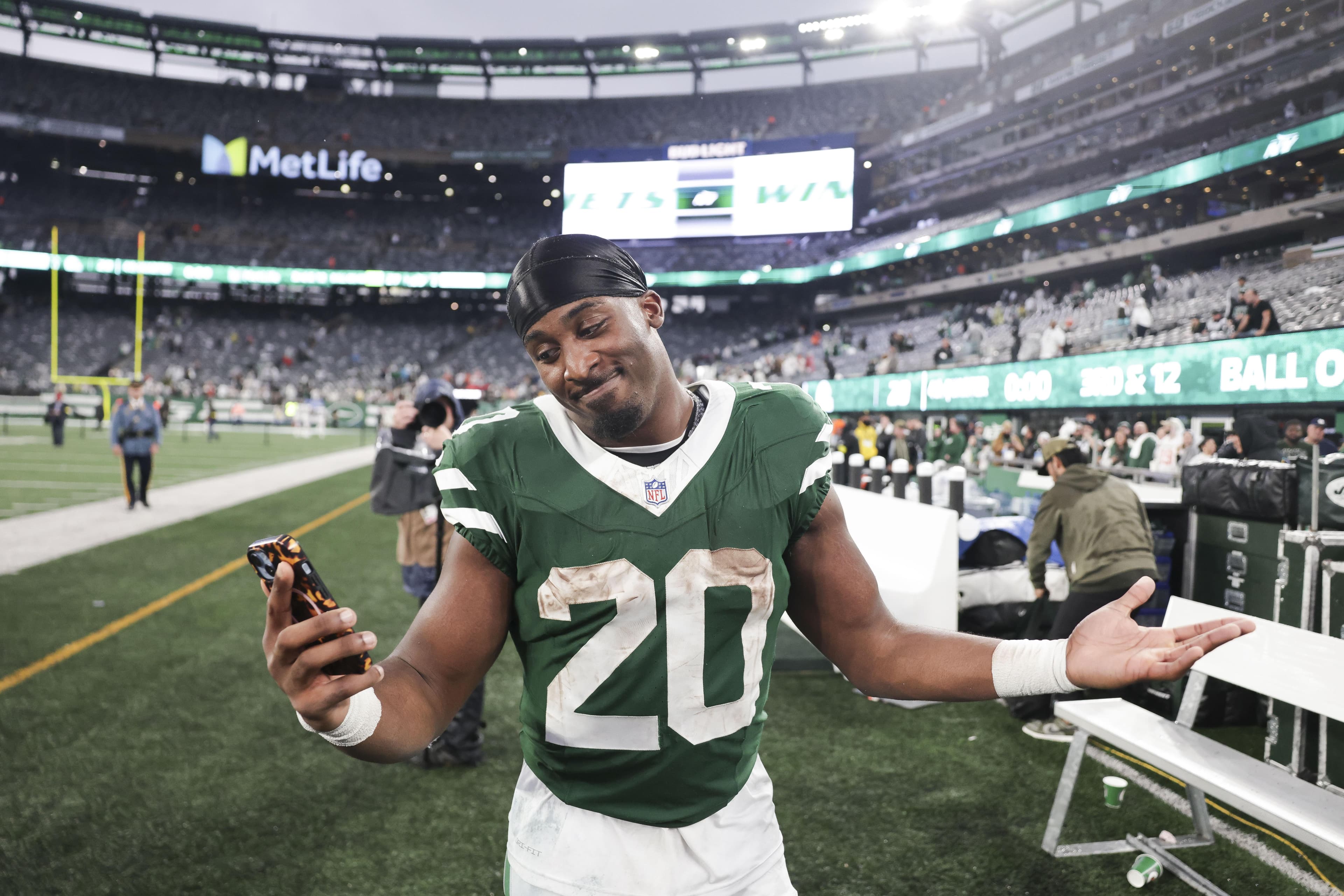 Hall signs 3 year extension deal with Jets