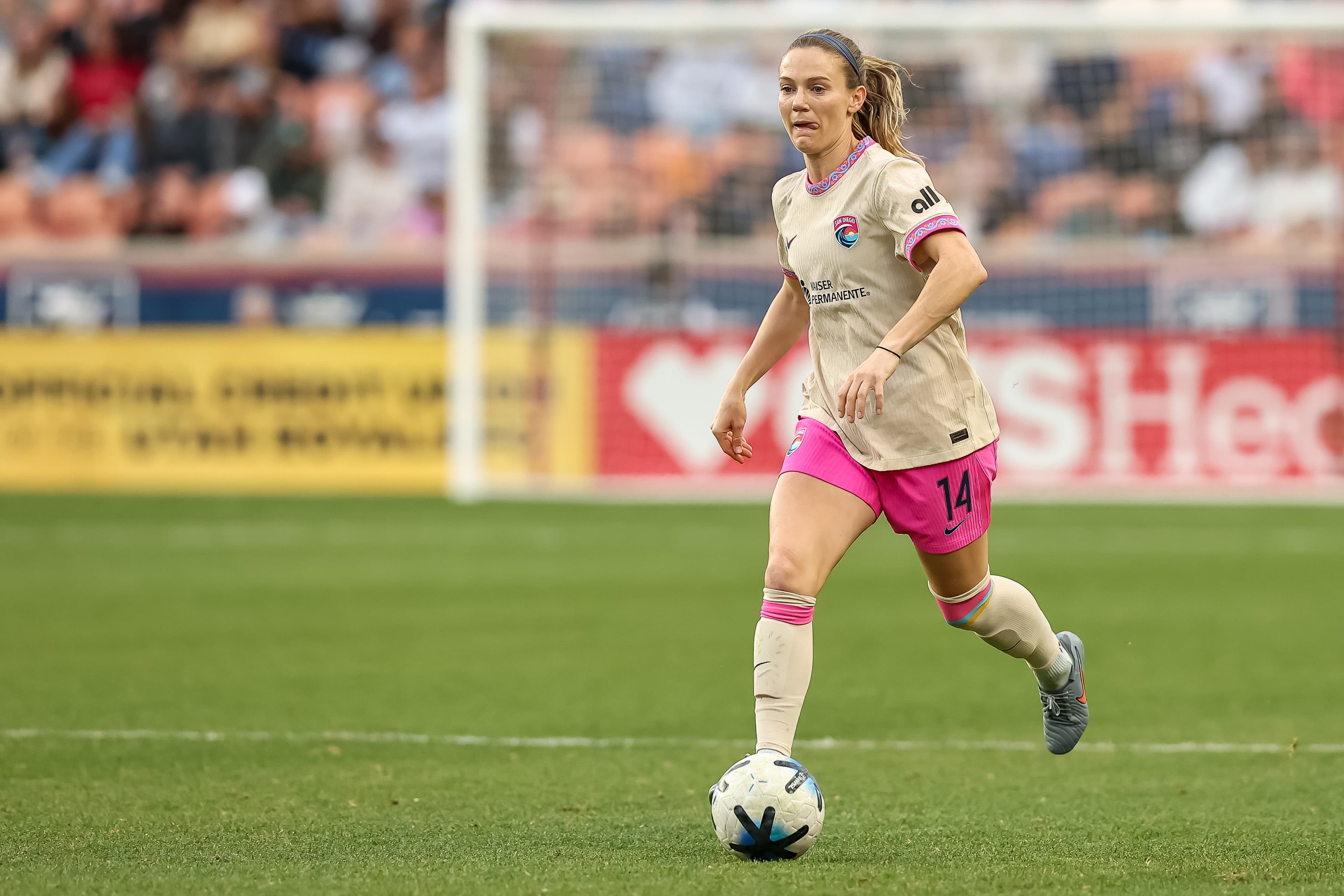 San Diego Wave sign Kristen McNabb to contract extension through 2027