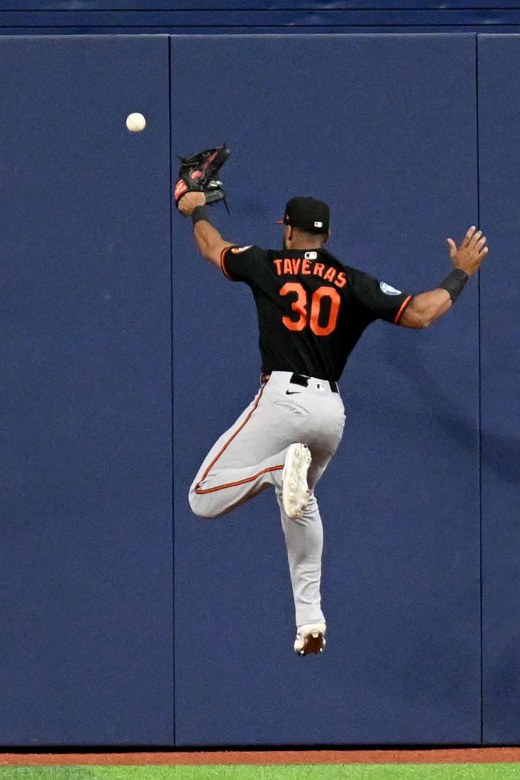No-show offense, lousy defense cost Orioles in 4-1 loss